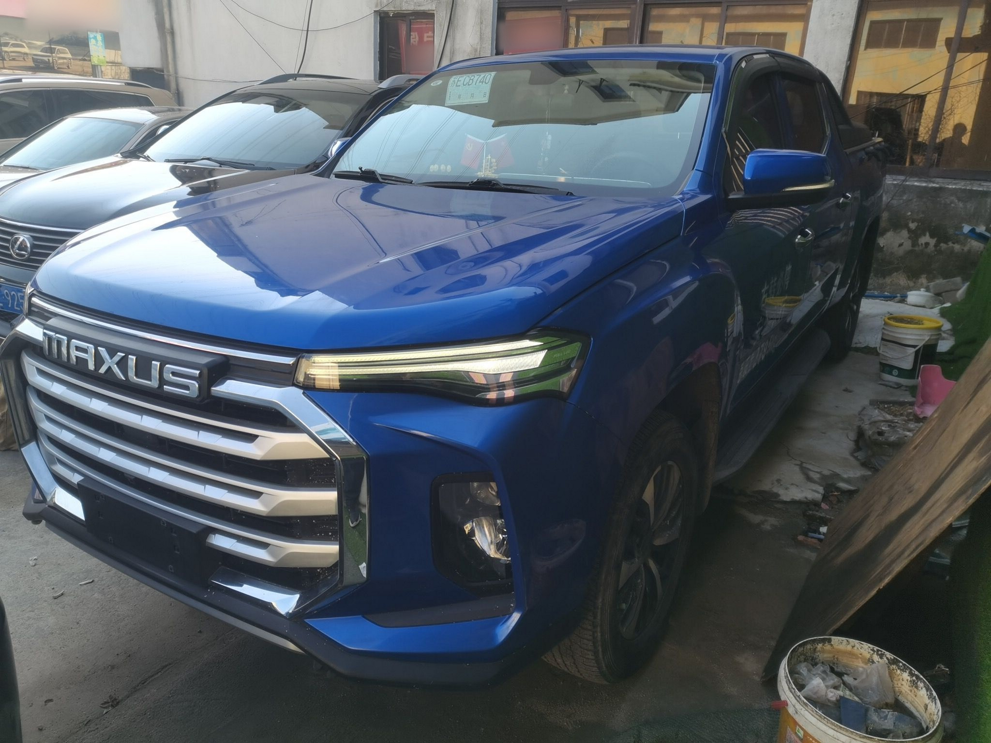 تحت مقدمة السيارة