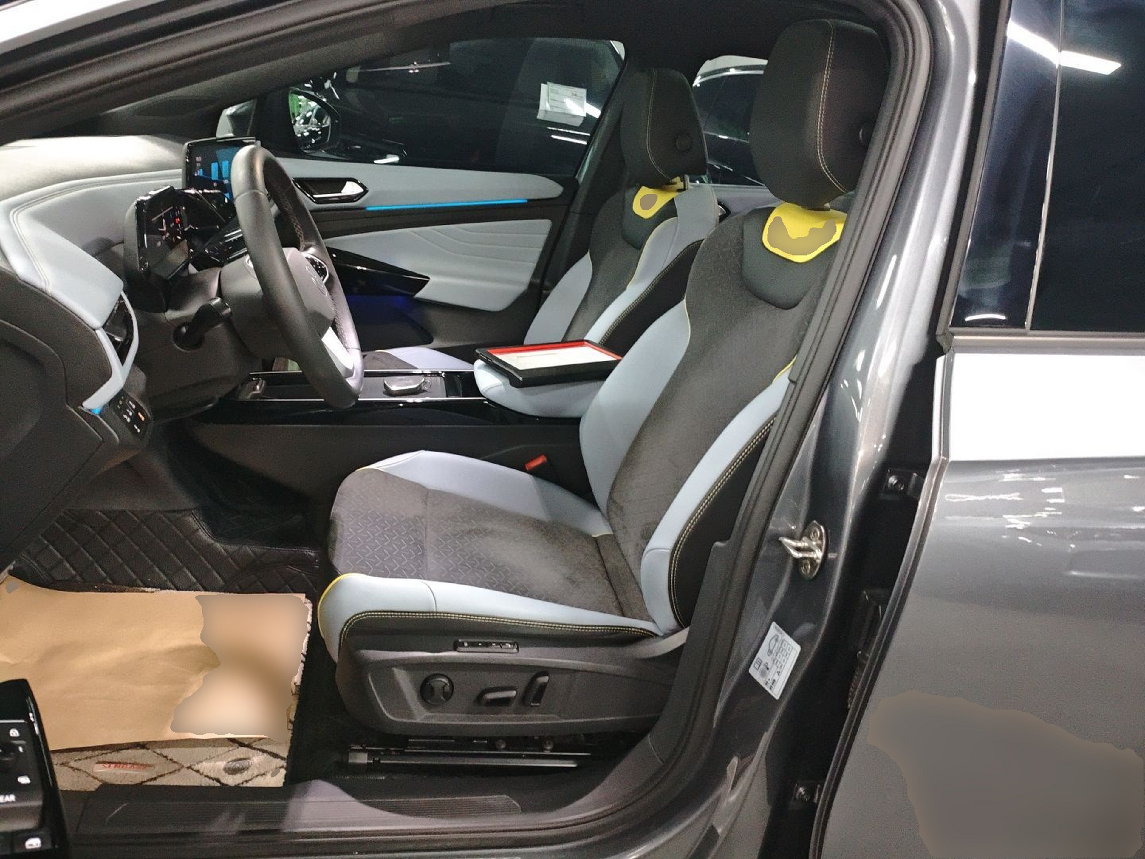 المقاعد الأمامية داخل السيارة