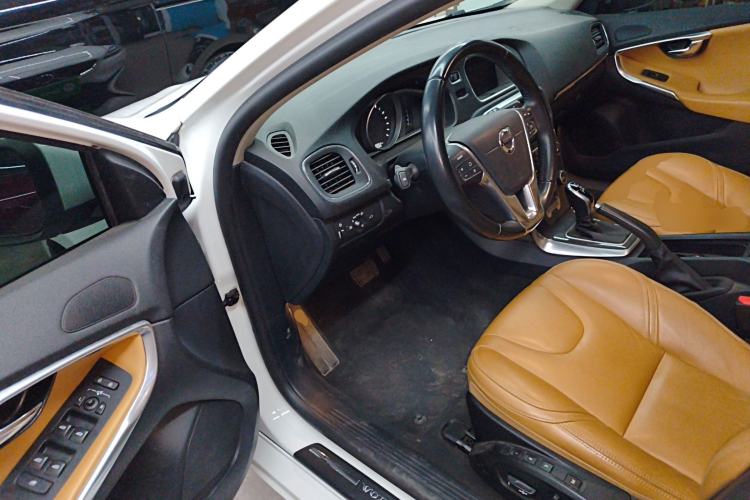 Used Volvo V40 2018 T3 Zhiyi Edition
