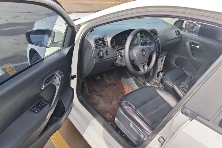 Used Volkswagen Polo 2016 1.4L Manual Fashion Model