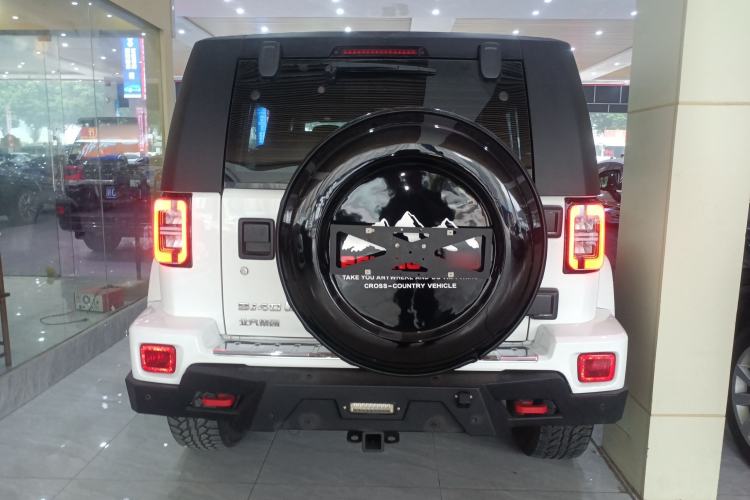 Used  BJ40 2023 2.0T Automatic Four-Wheel Drive Urban Hunter Edition Chivalrous Type
