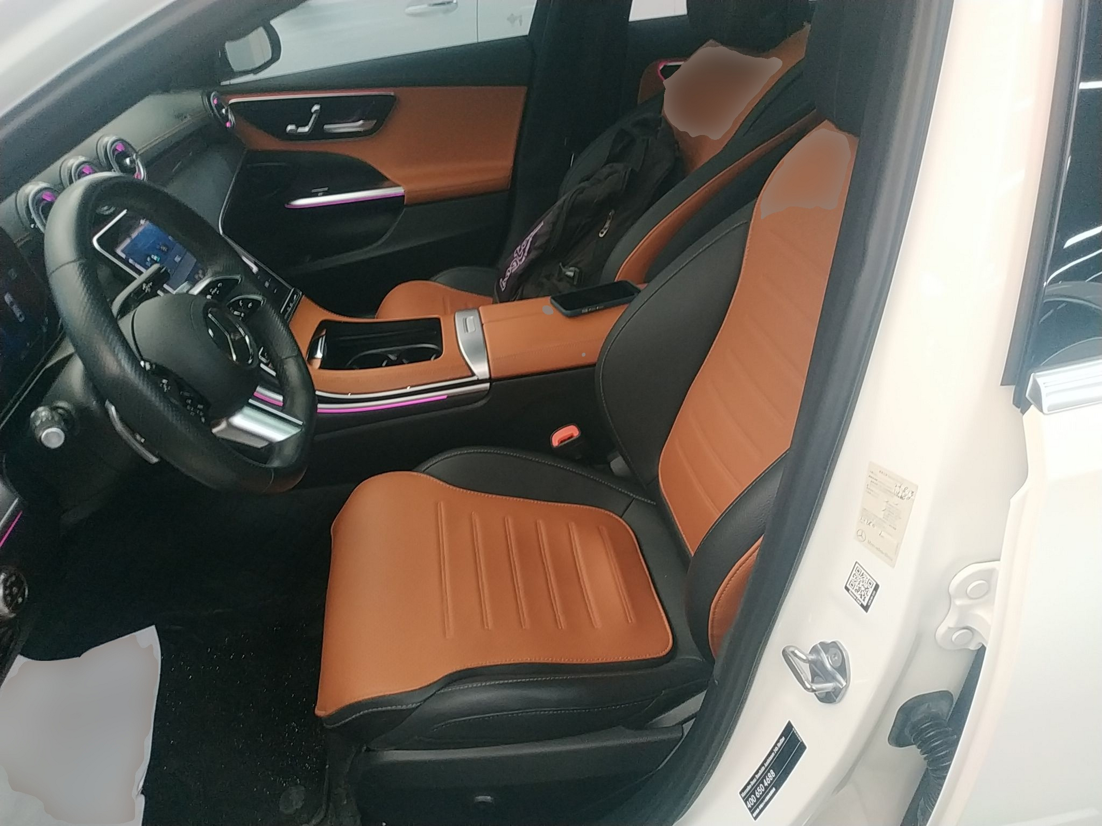 المقاعد الأمامية داخل السيارة