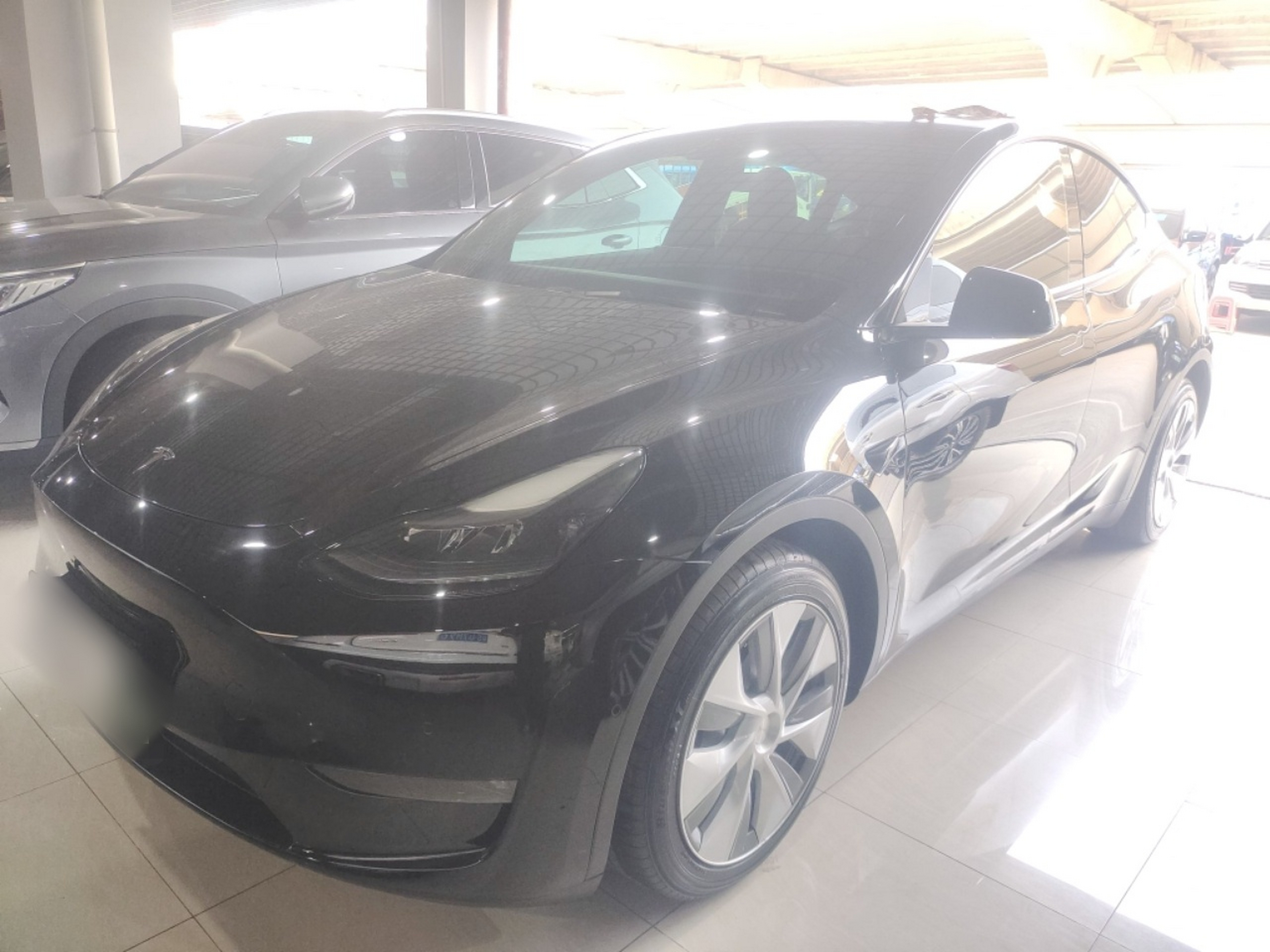 Под передней частью автомобиля