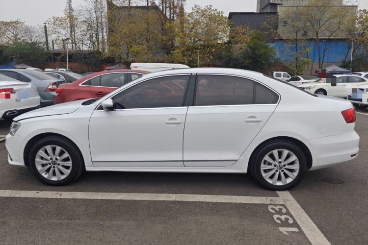 Used Volkswagen Sagitar 2015 1.6L Manual Comfort Model
