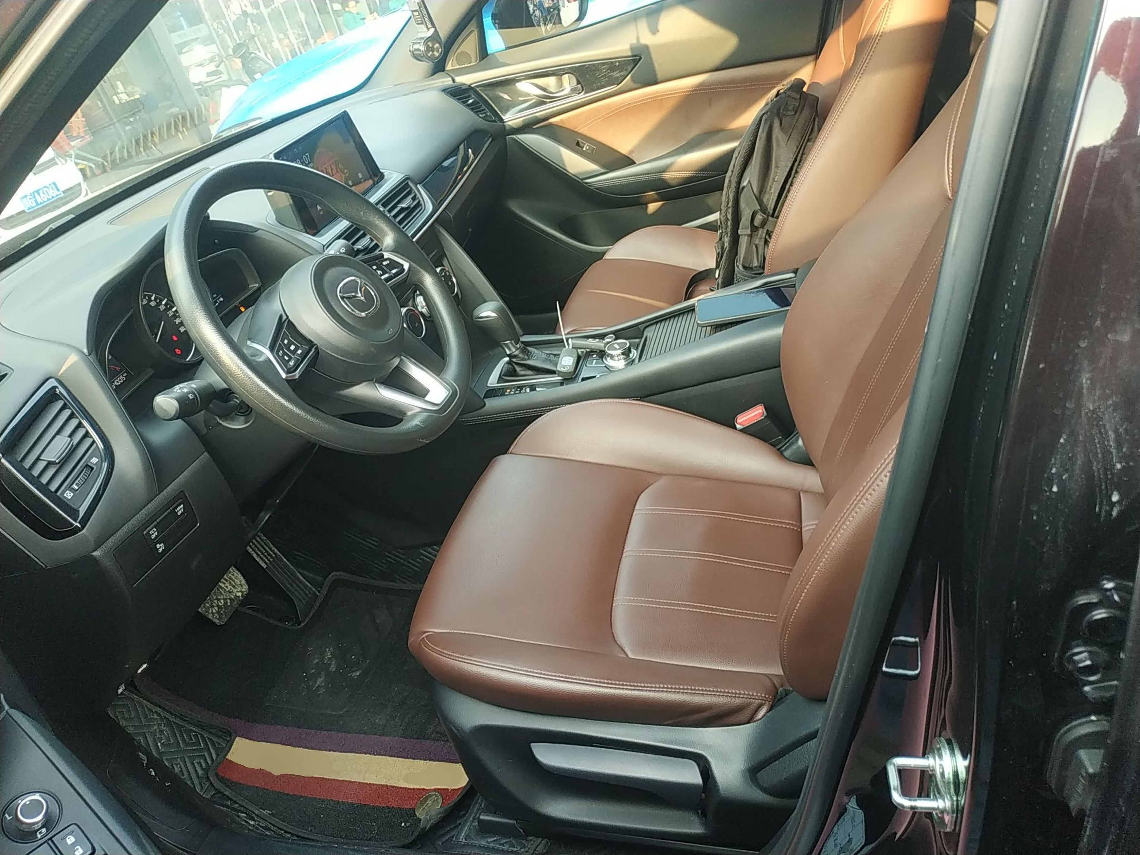 المقاعد الأمامية داخل السيارة