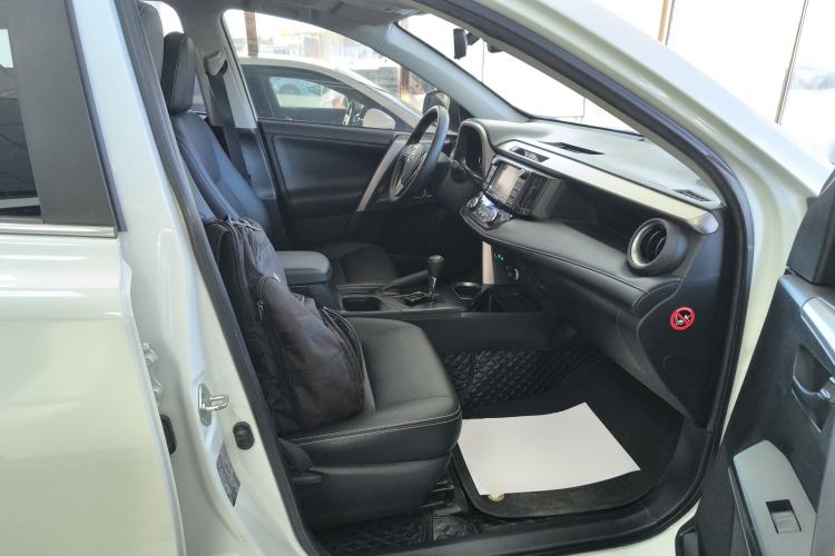 Used Toyota RAV4 2019 2.0L CVT Two-Wheel Drive Fashion X Limited Edition China VI Standard
