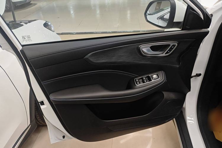 Used Roewe RX5 2025 PLUS 330TGI Automatic Trendsetting Smart Edition
