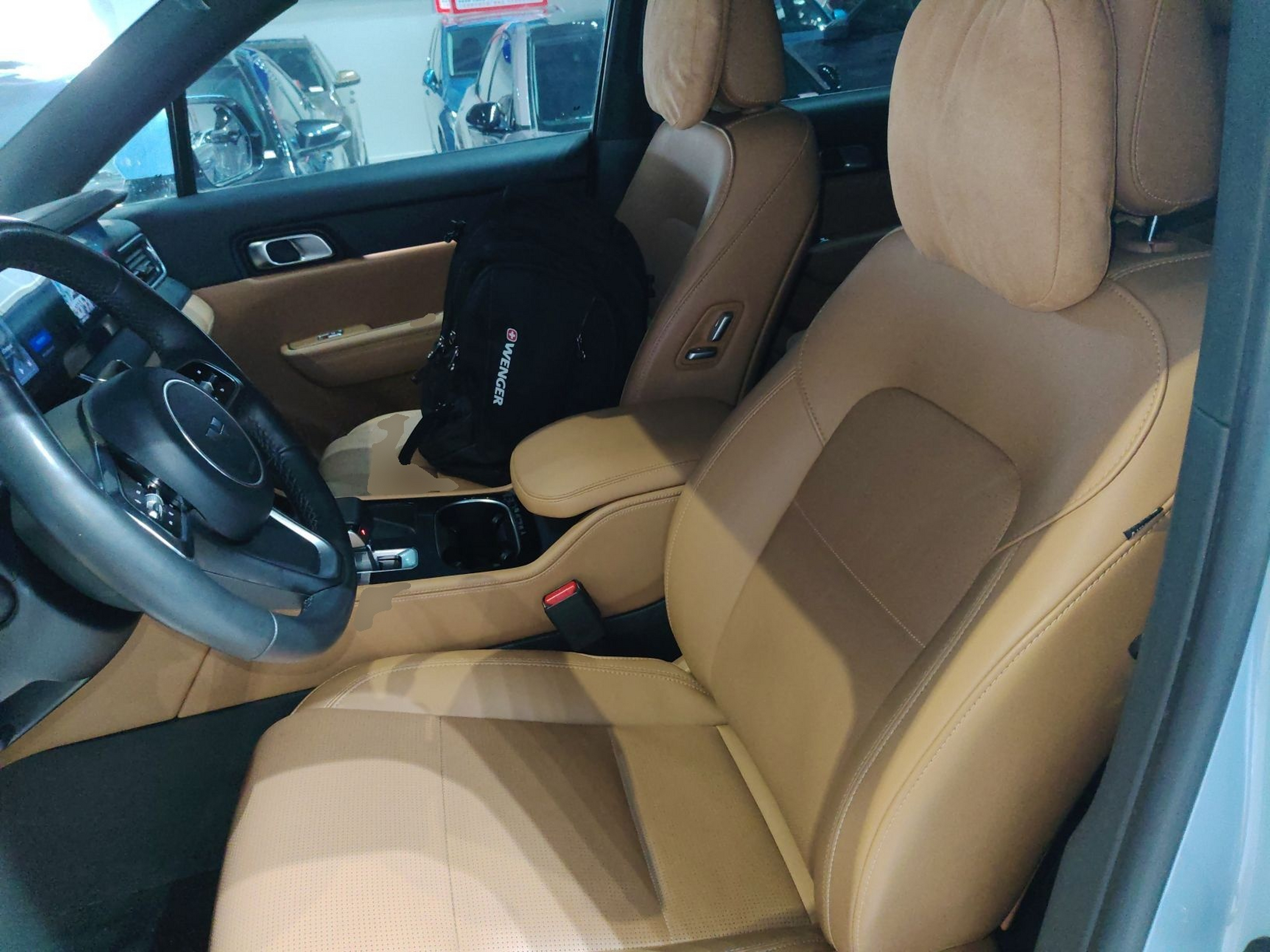 المقاعد الأمامية داخل السيارة