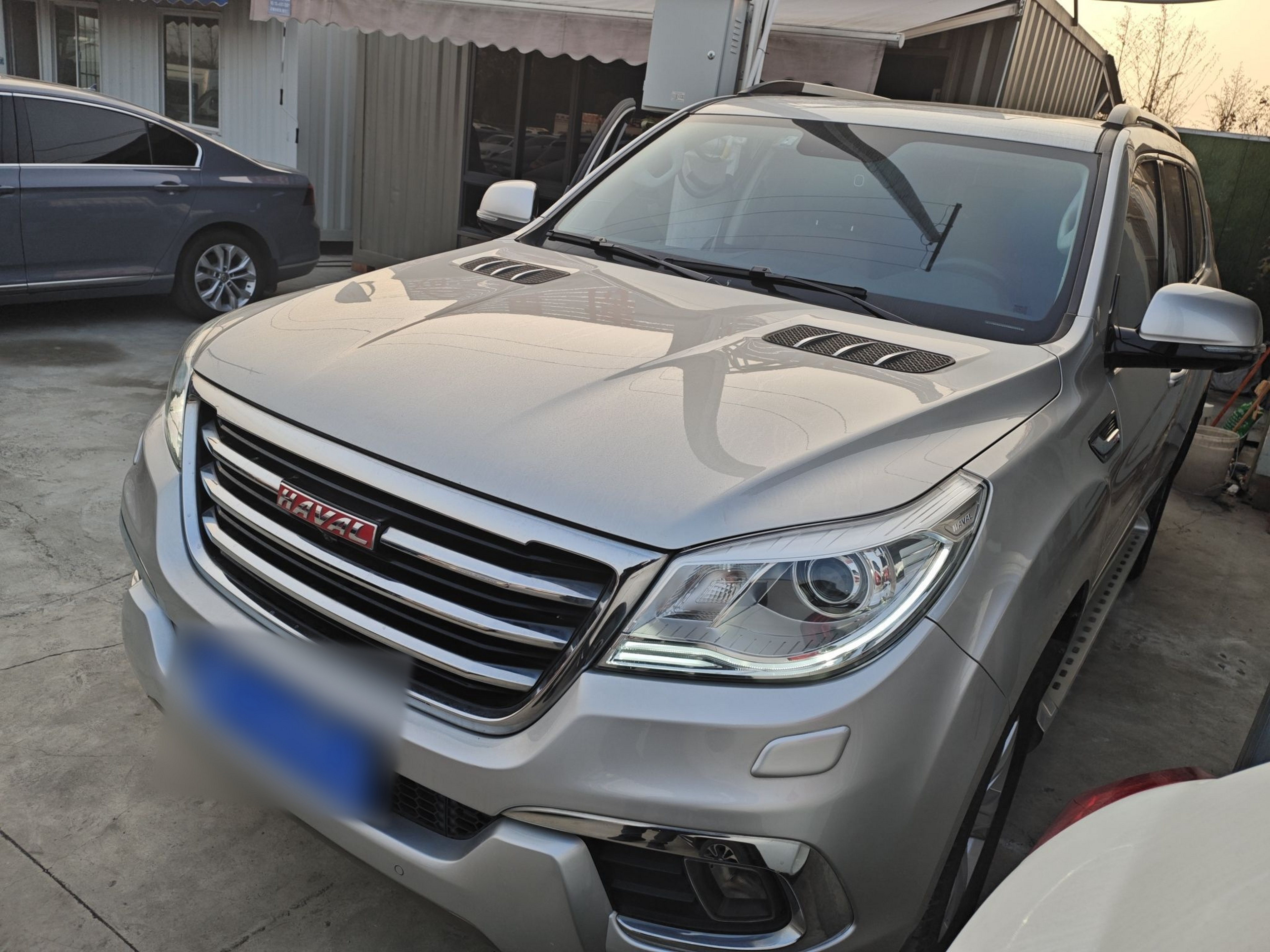 تحت مقدمة السيارة