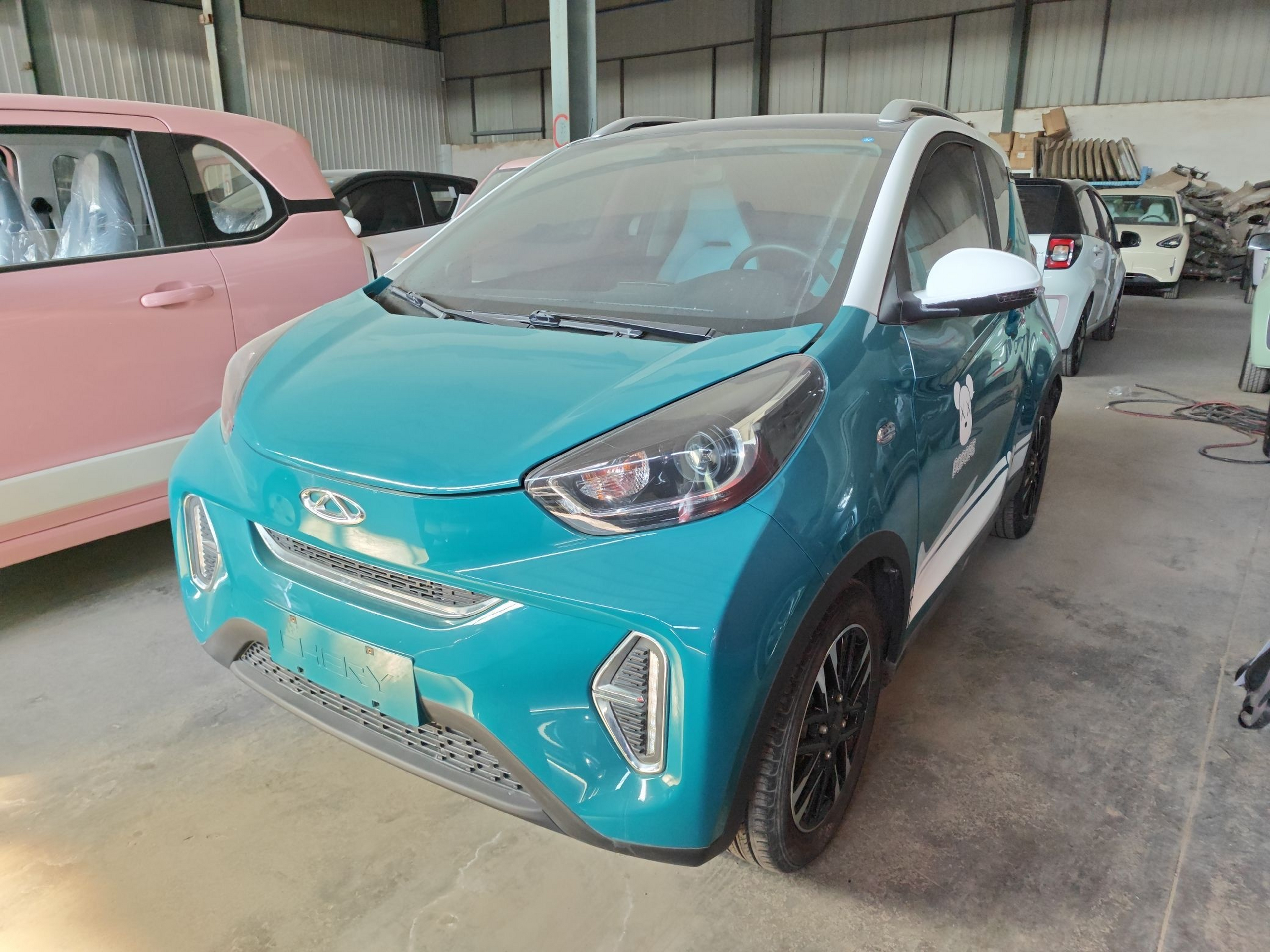 تحت مقدمة السيارة