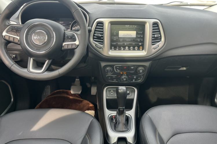 Used  Compass 2017 200T Automatic Family Edition
