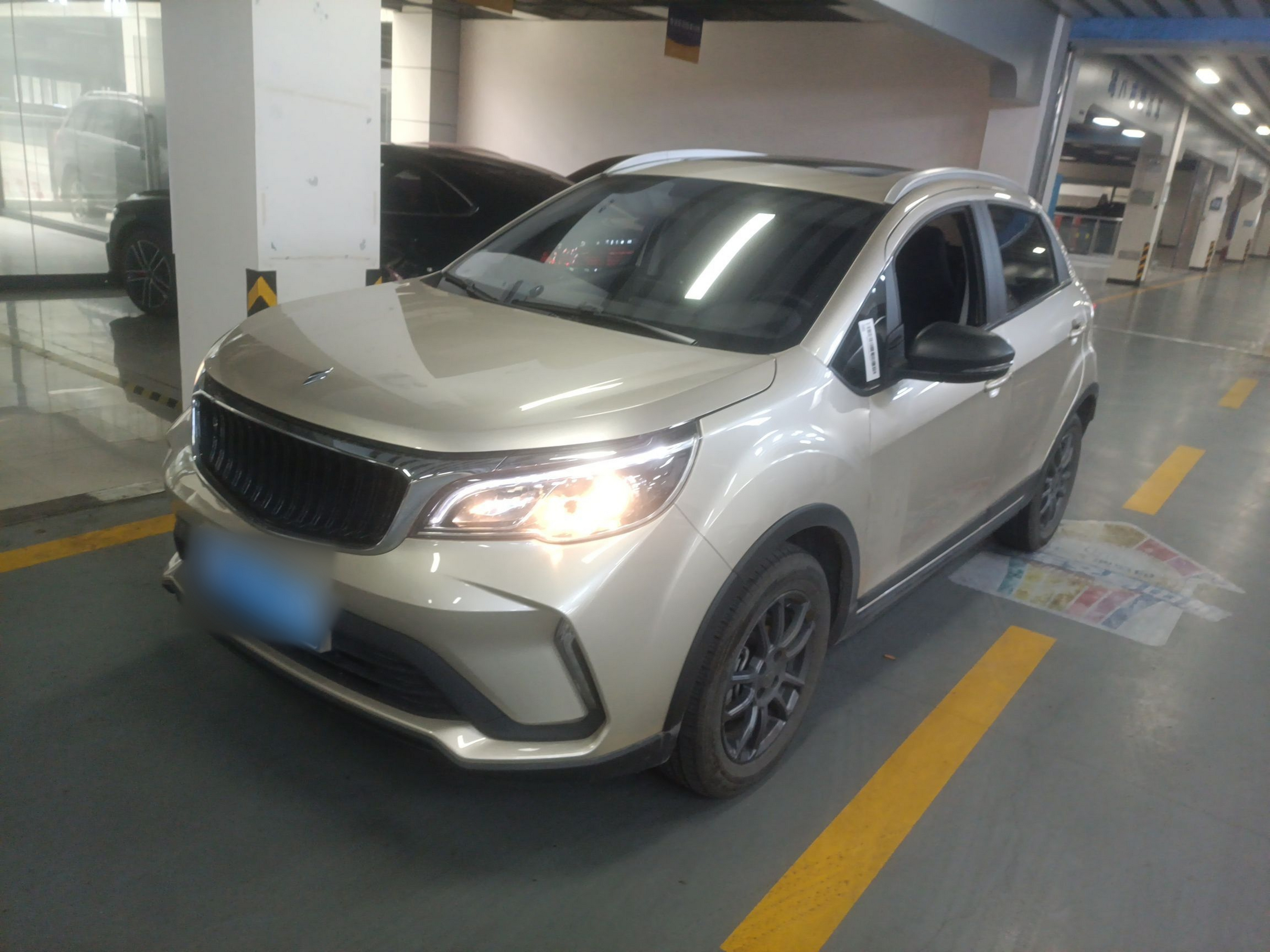 تحت مقدمة السيارة