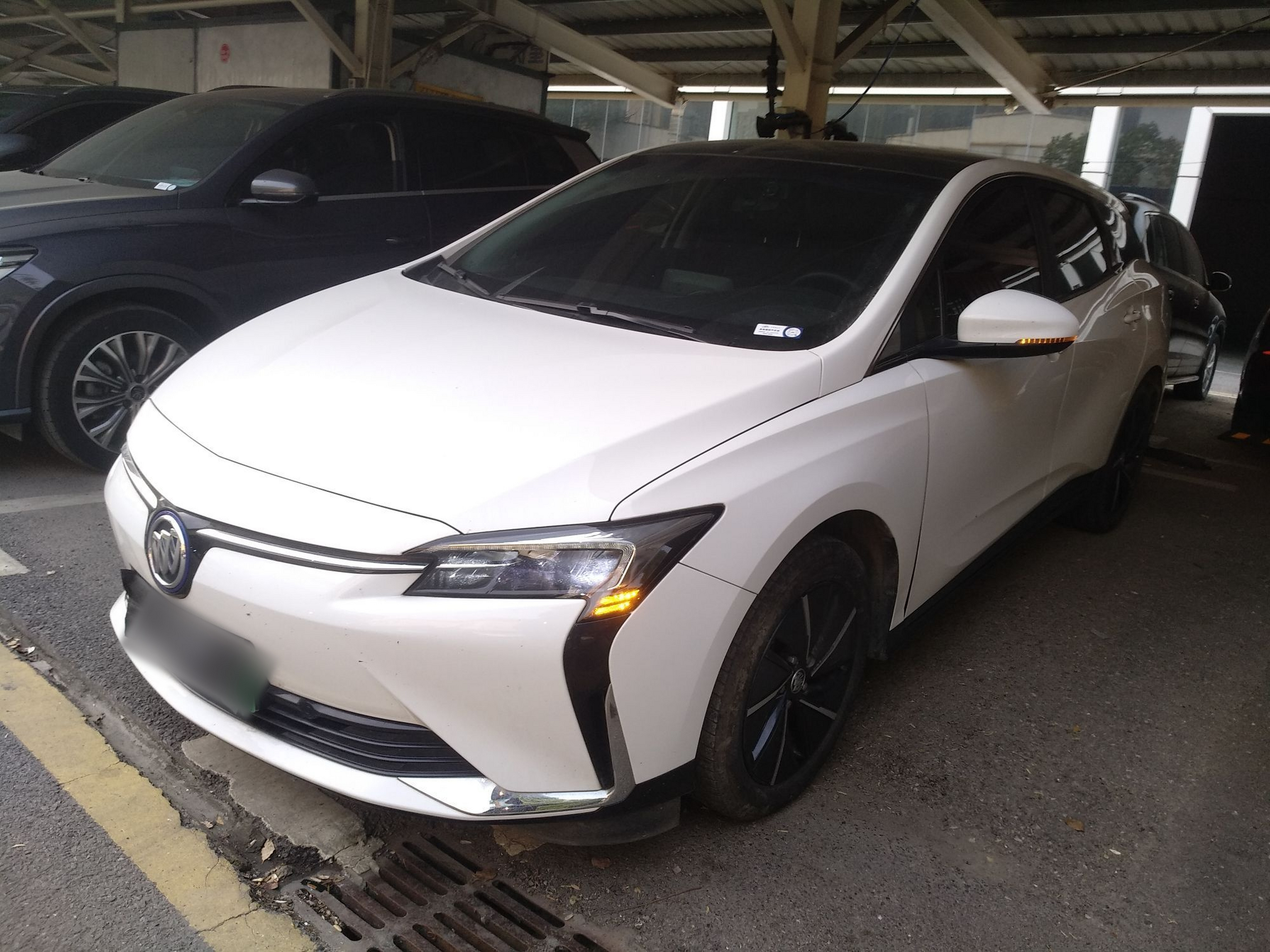 Под передней частью автомобиля