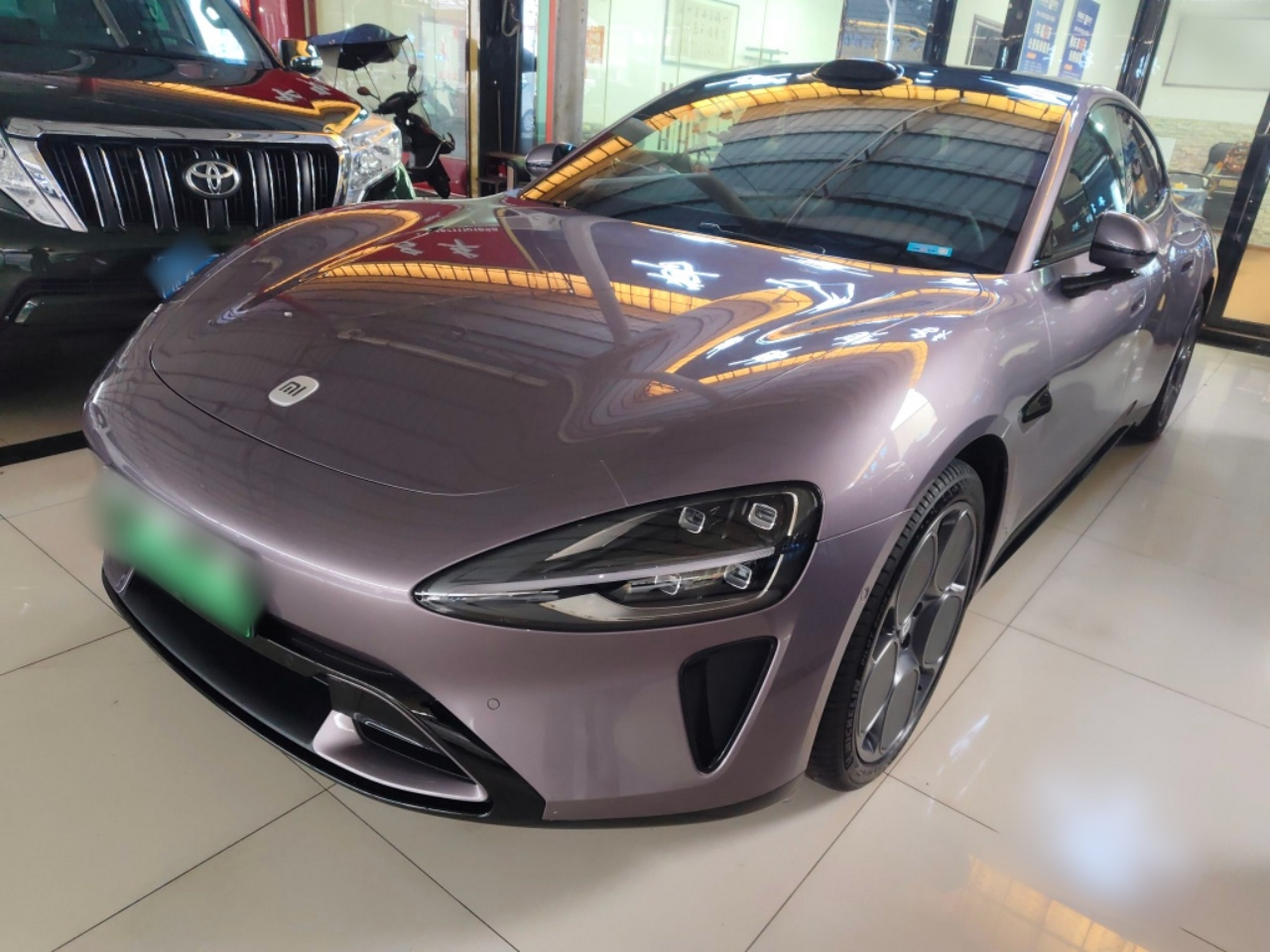 تحت مقدمة السيارة