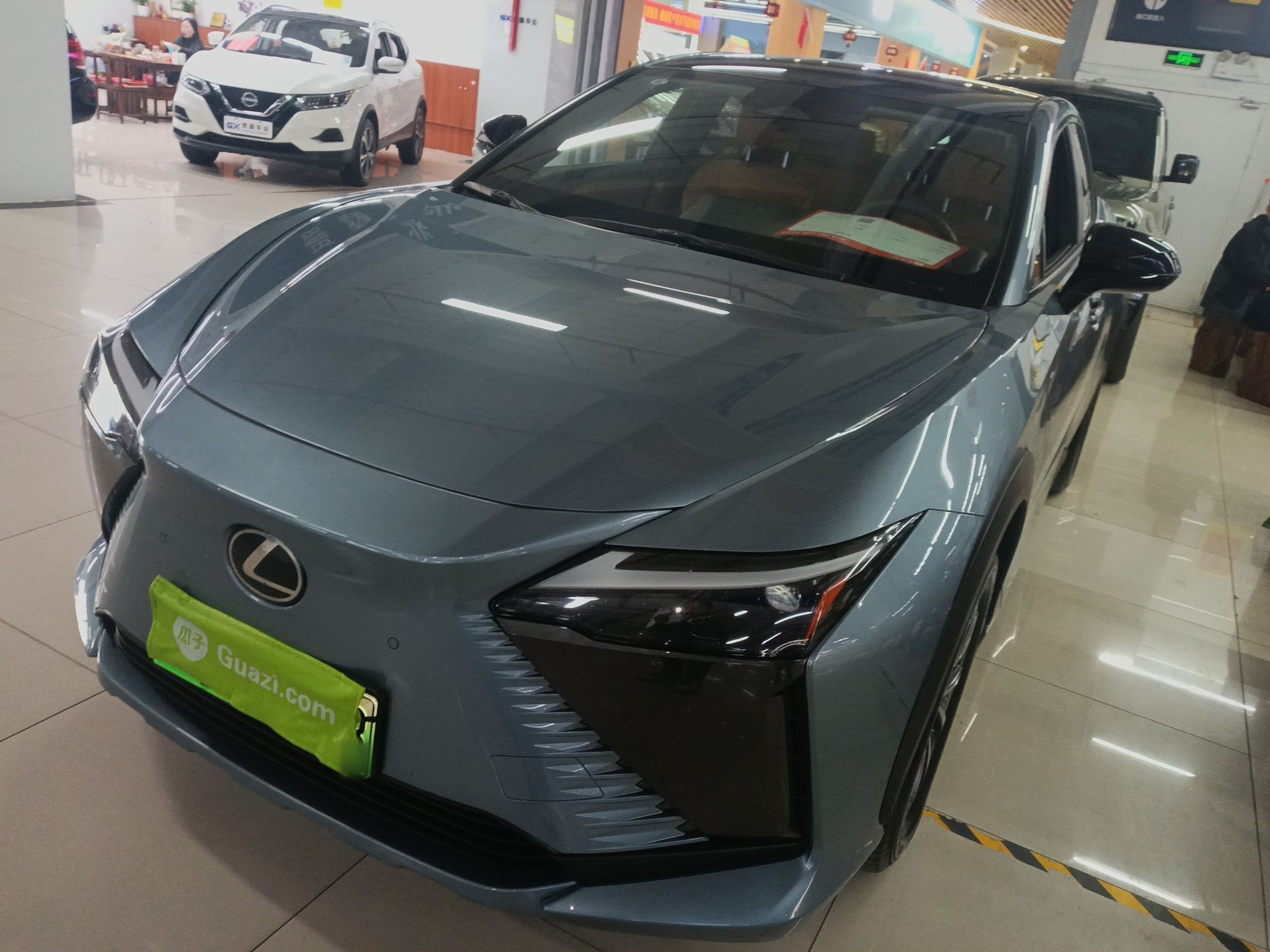 تحت مقدمة السيارة