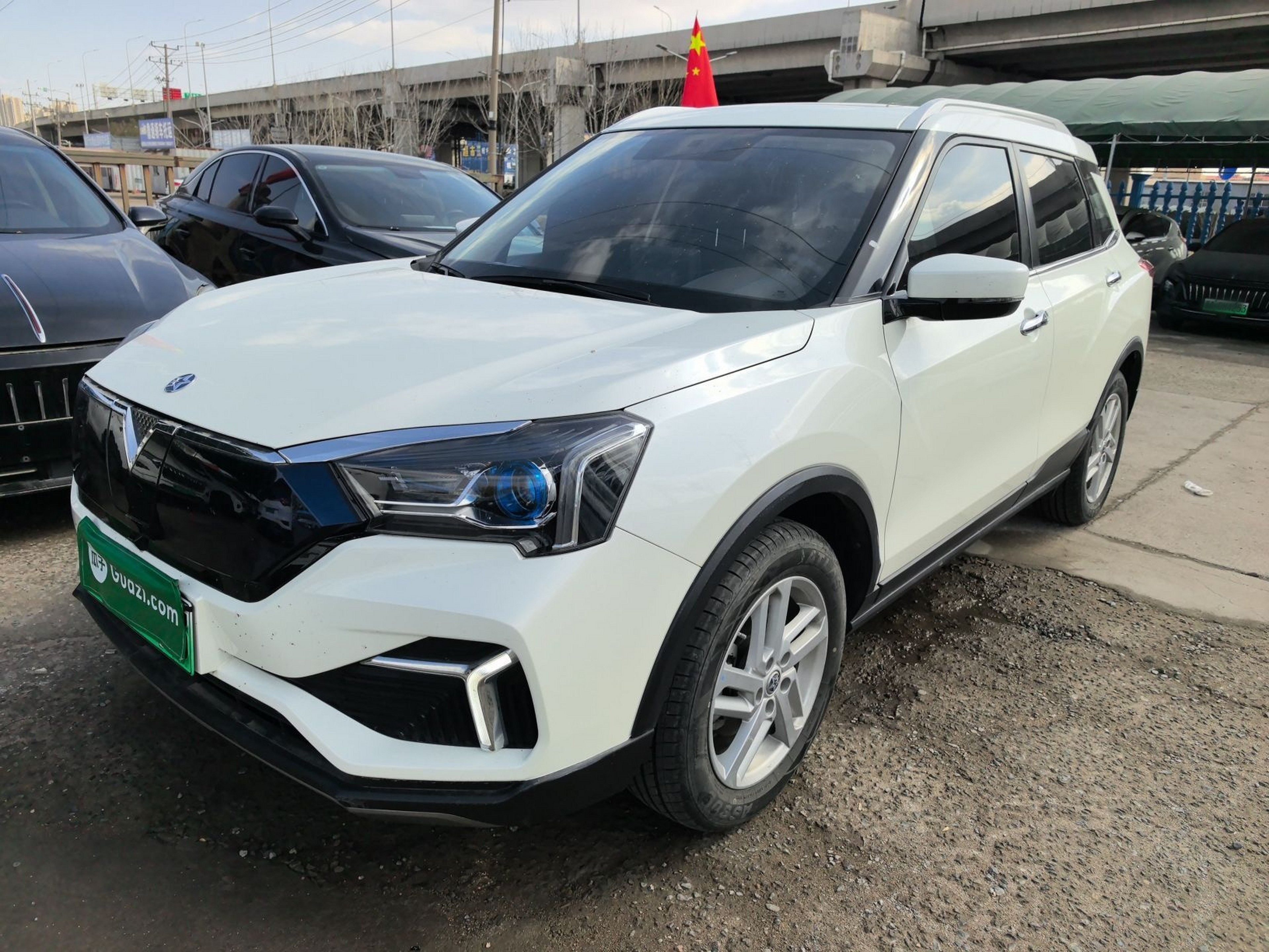 Под передней частью автомобиля