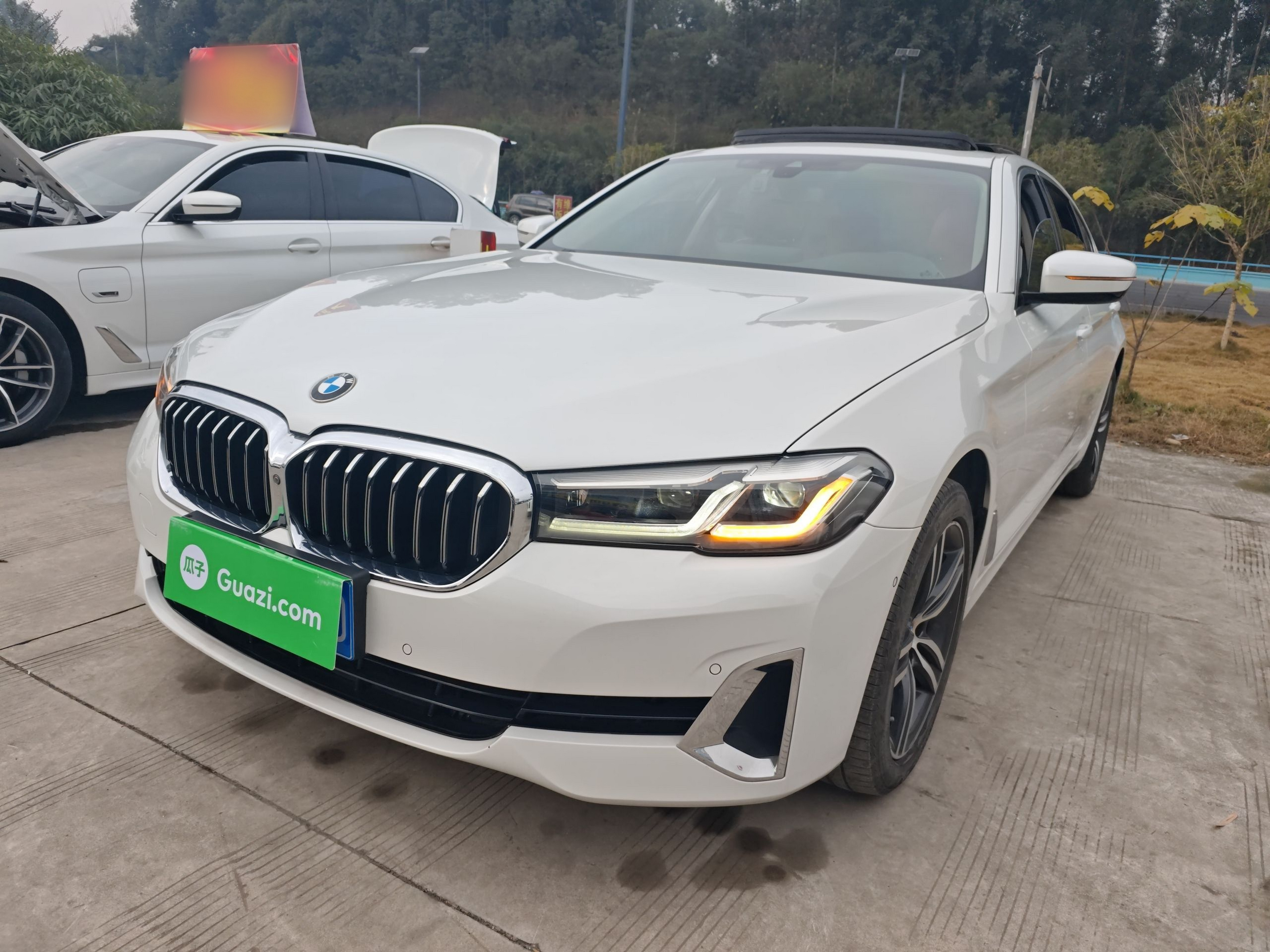 تحت مقدمة السيارة