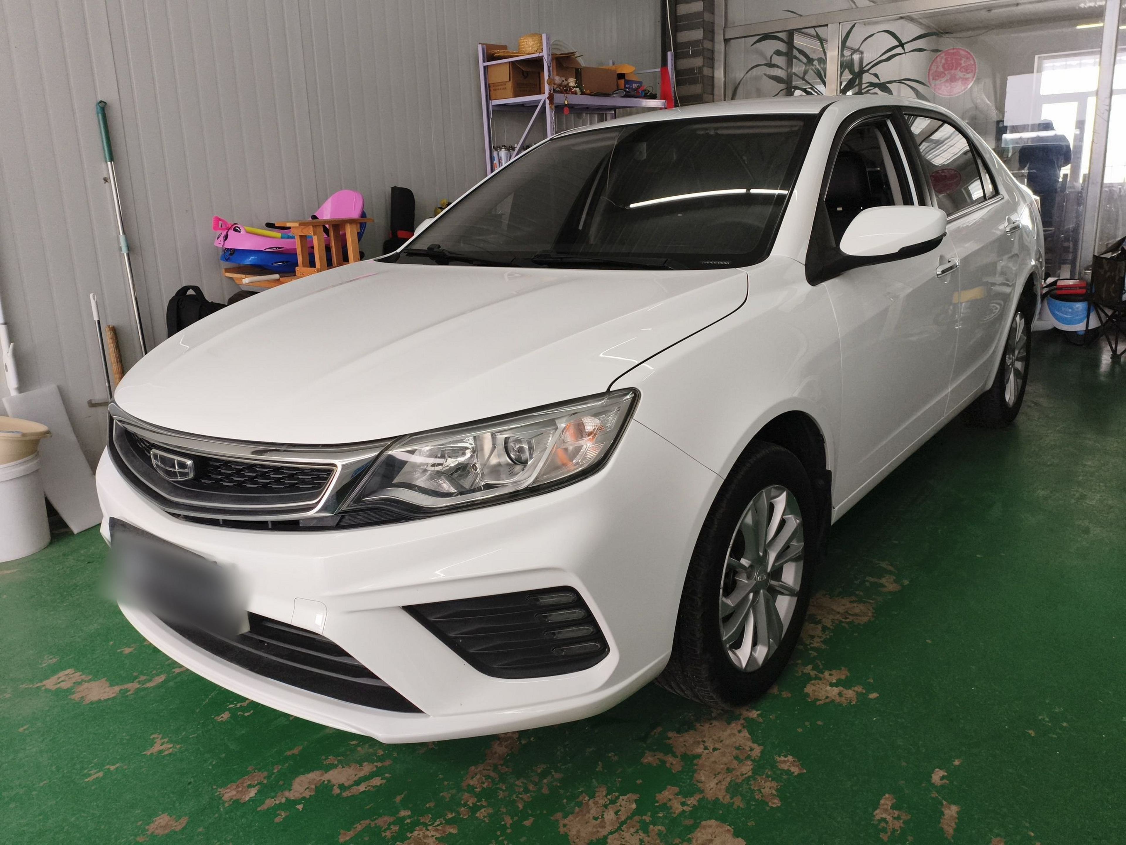 تحت مقدمة السيارة