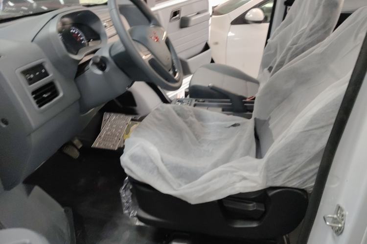 Used Wuling Yangguang 2024 300KM Comfort Version Passenger Van 75kW