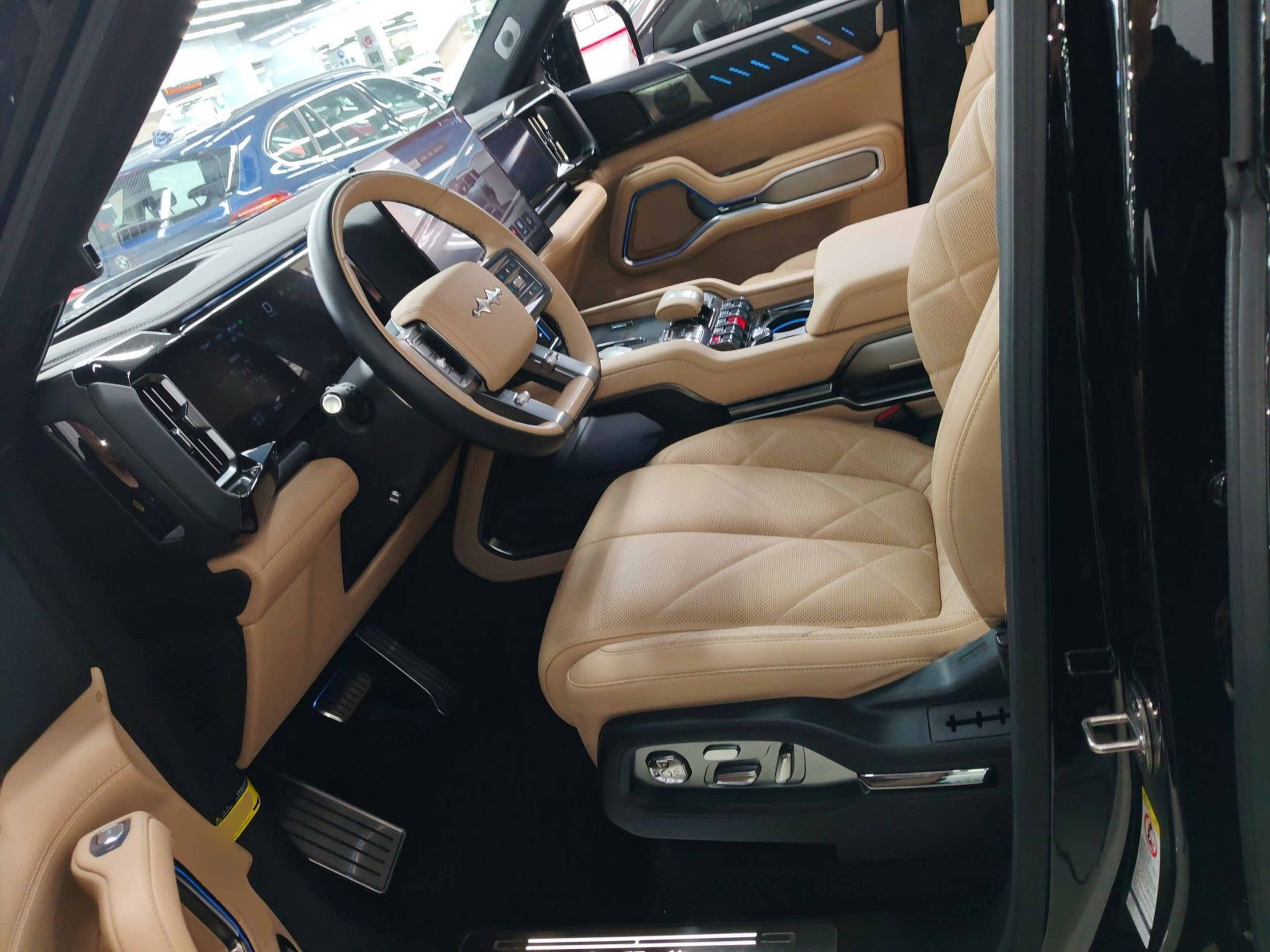 المقاعد الأمامية داخل السيارة