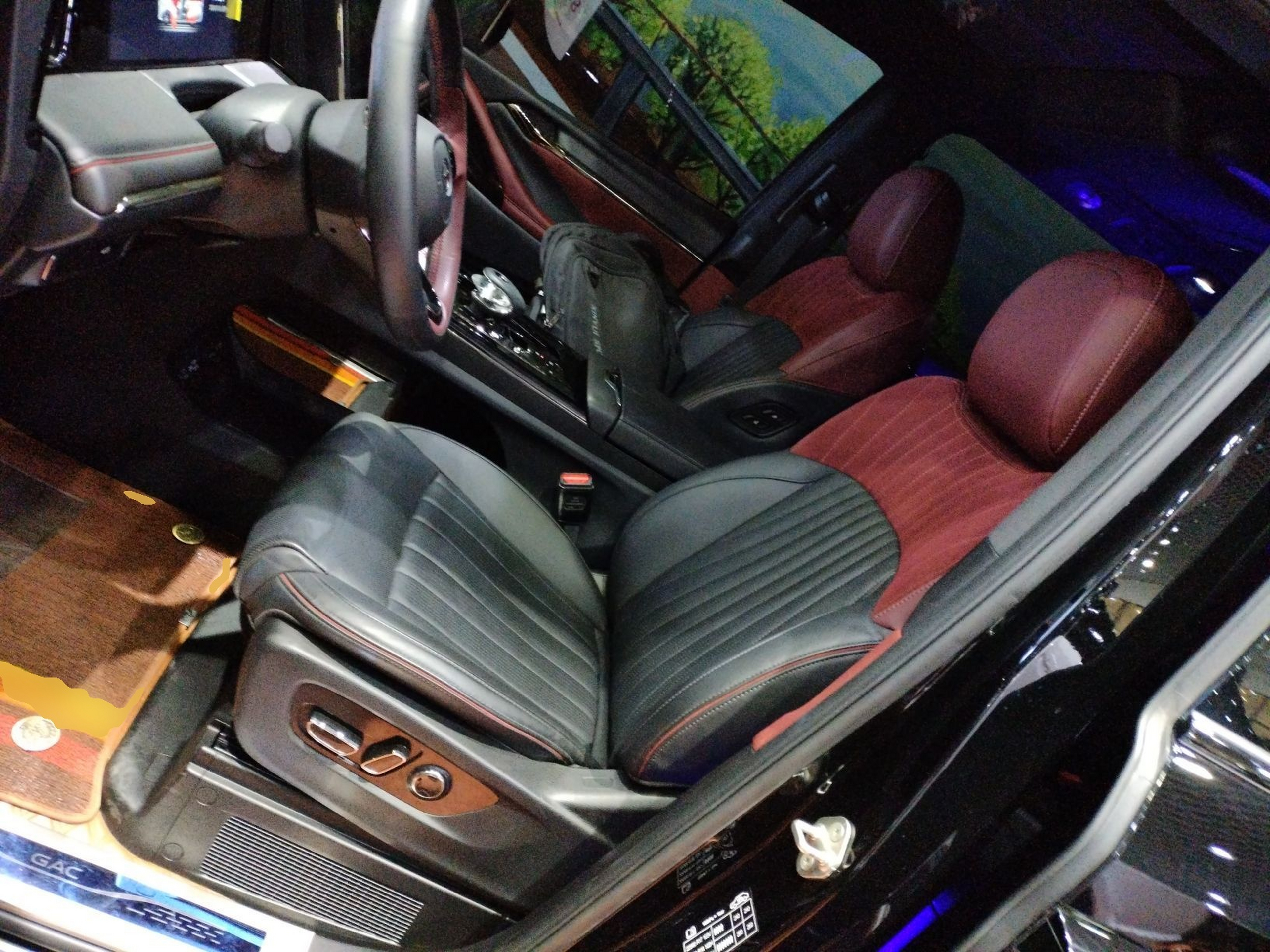 المقاعد الأمامية داخل السيارة