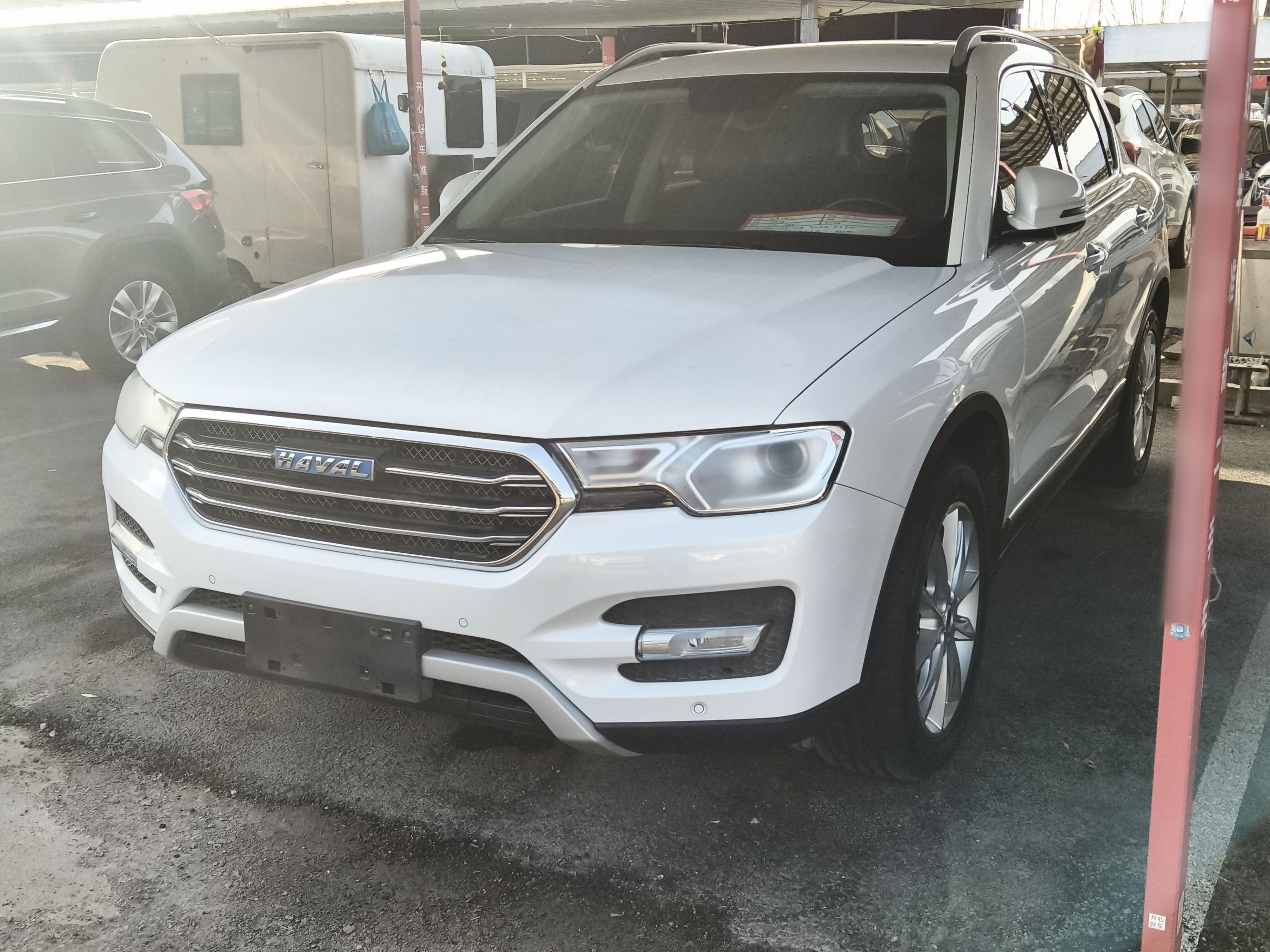 تحت مقدمة السيارة