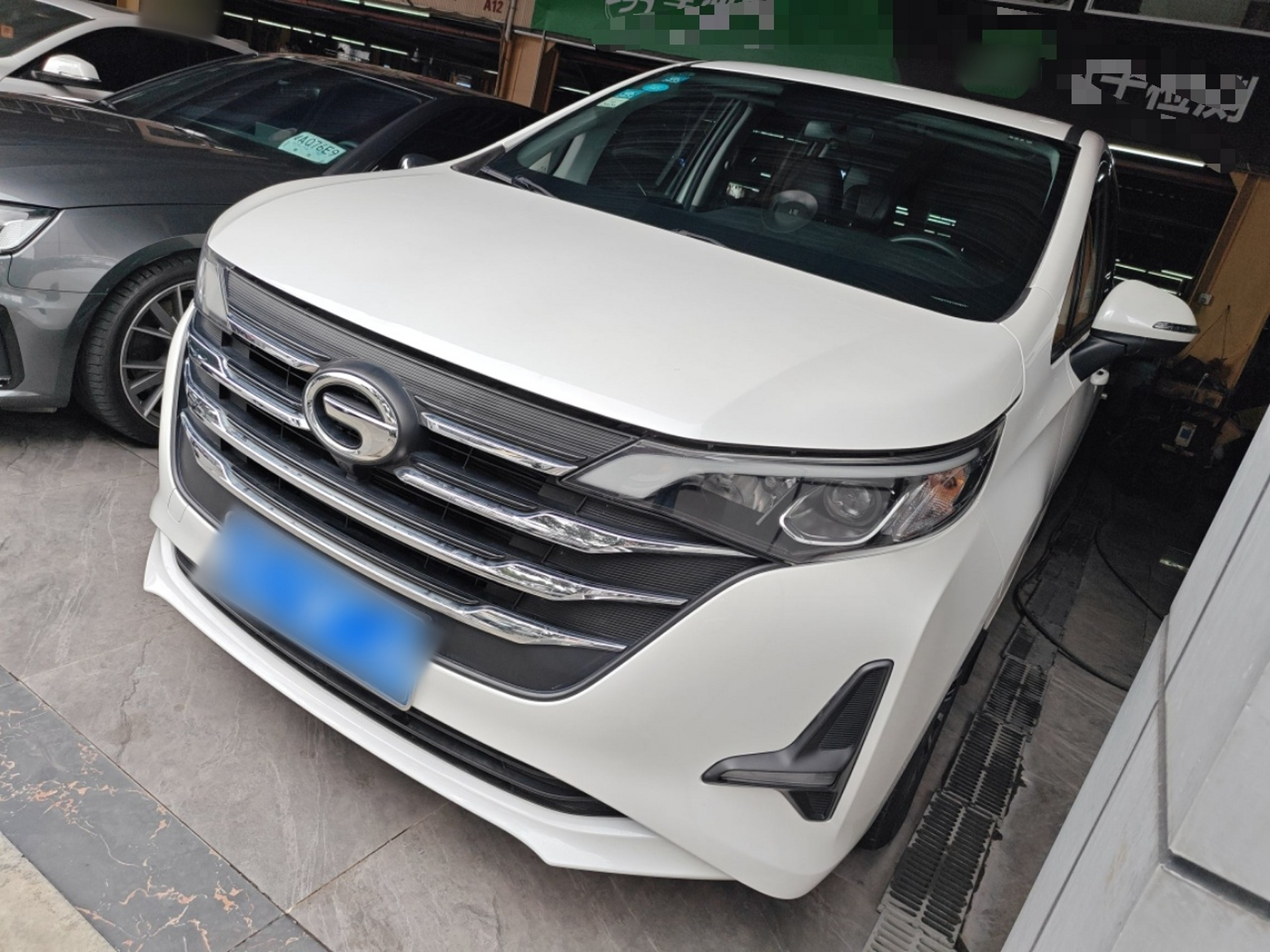 تحت مقدمة السيارة