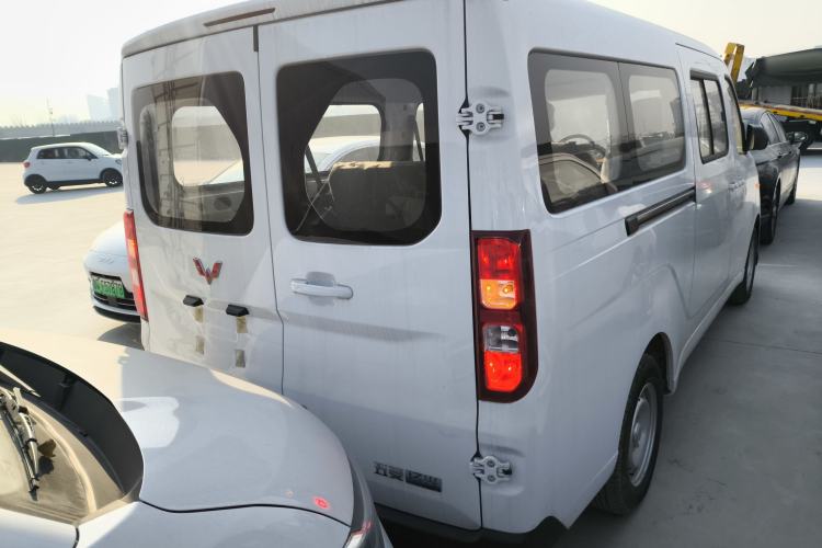 Used Wuling Yangguang 2024 300KM Comfort Version Passenger Van 75kW
