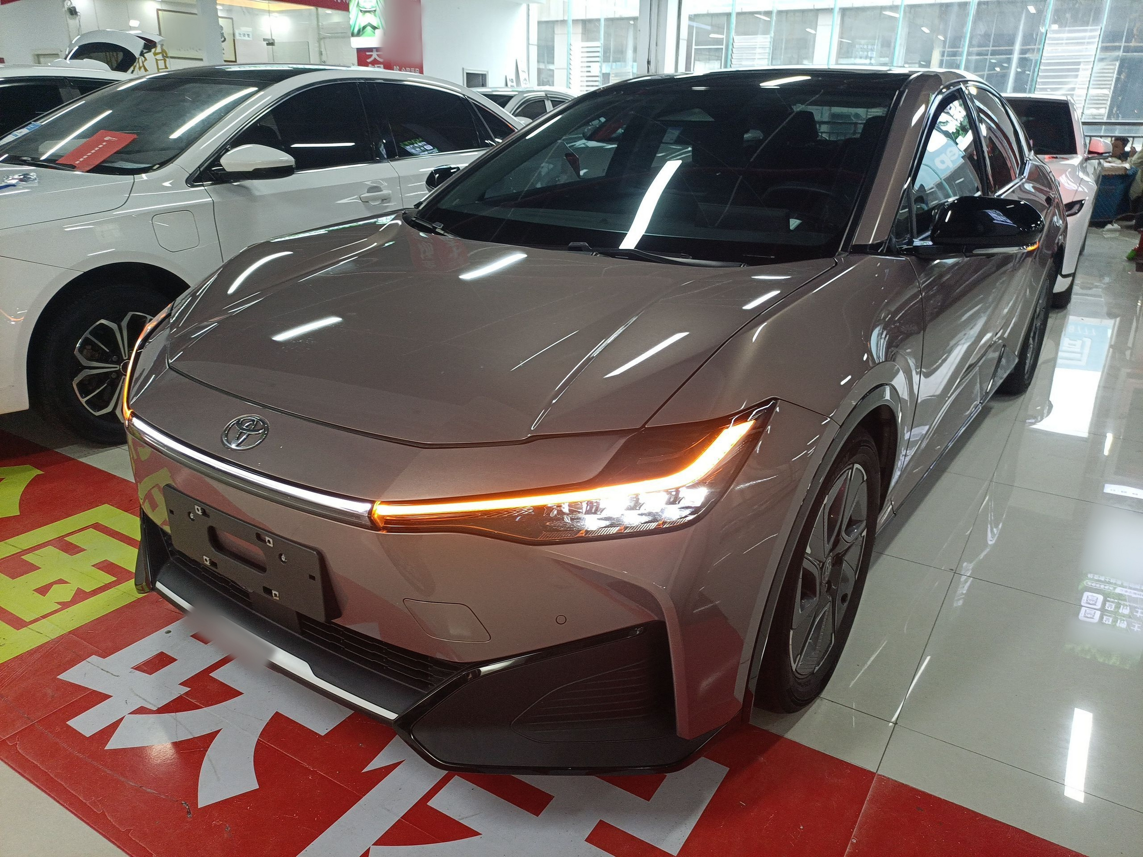 تحت مقدمة السيارة