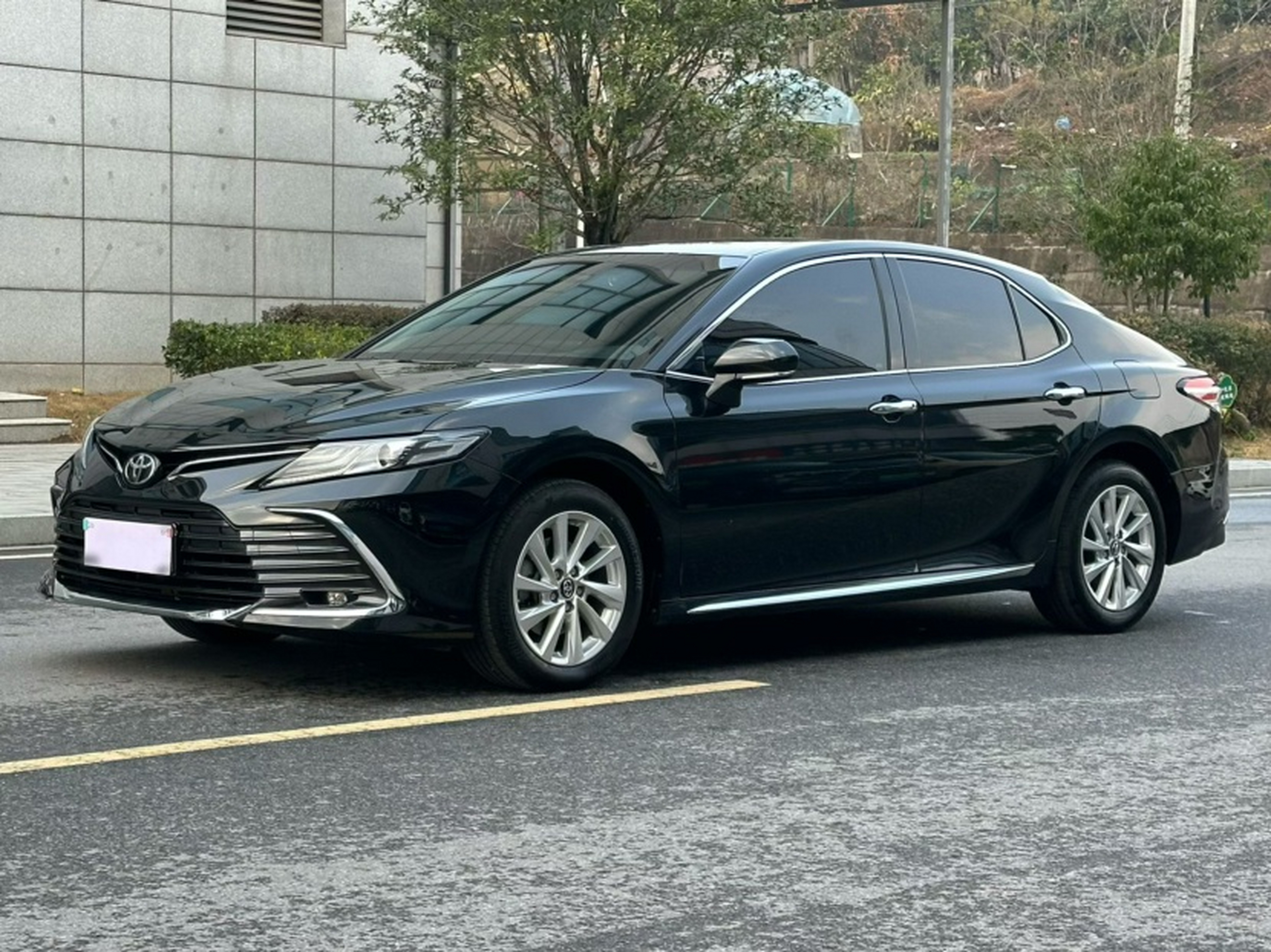 Под передней частью автомобиля