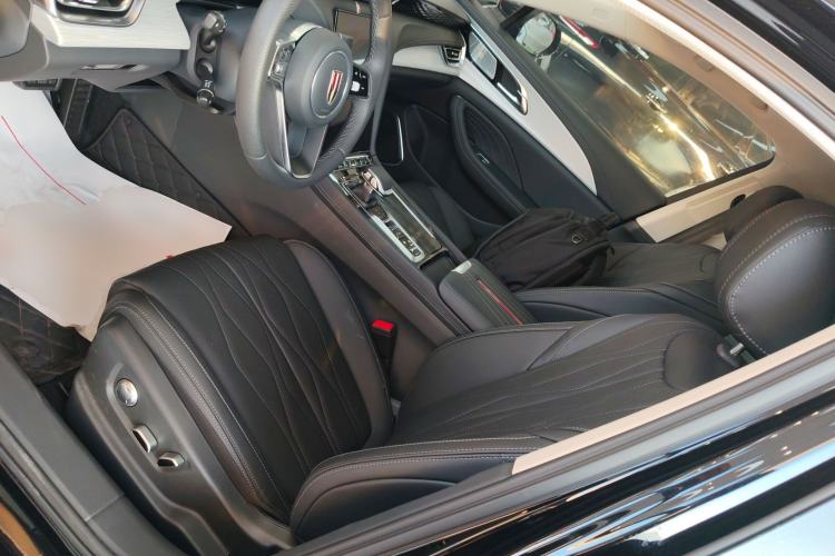 Used Hongqi H5 2025 2.0T Automatic Flagship 500 000-Vehicle Commemorative Edition
