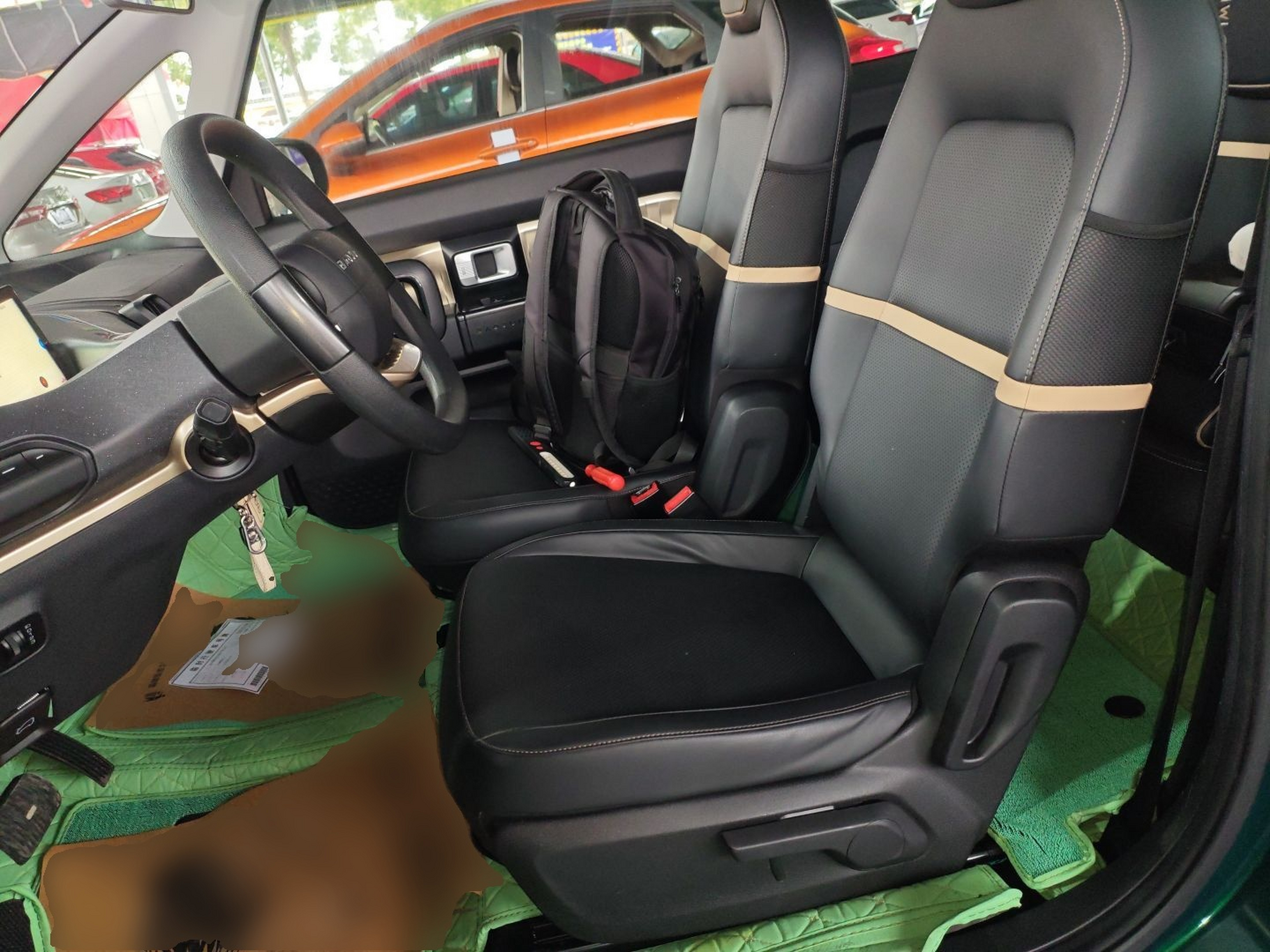 المقاعد الأمامية داخل السيارة