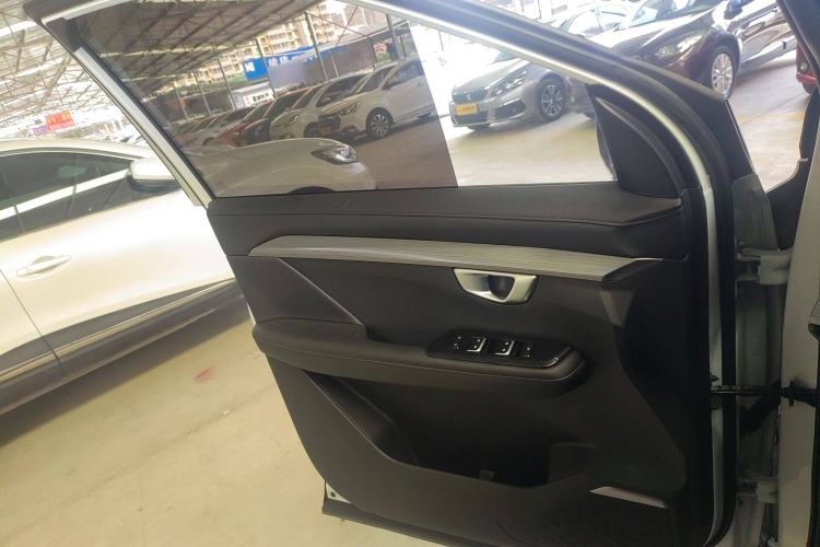 Used Wuling Asta 2022 2.0L DHT Electric-Speed Version
