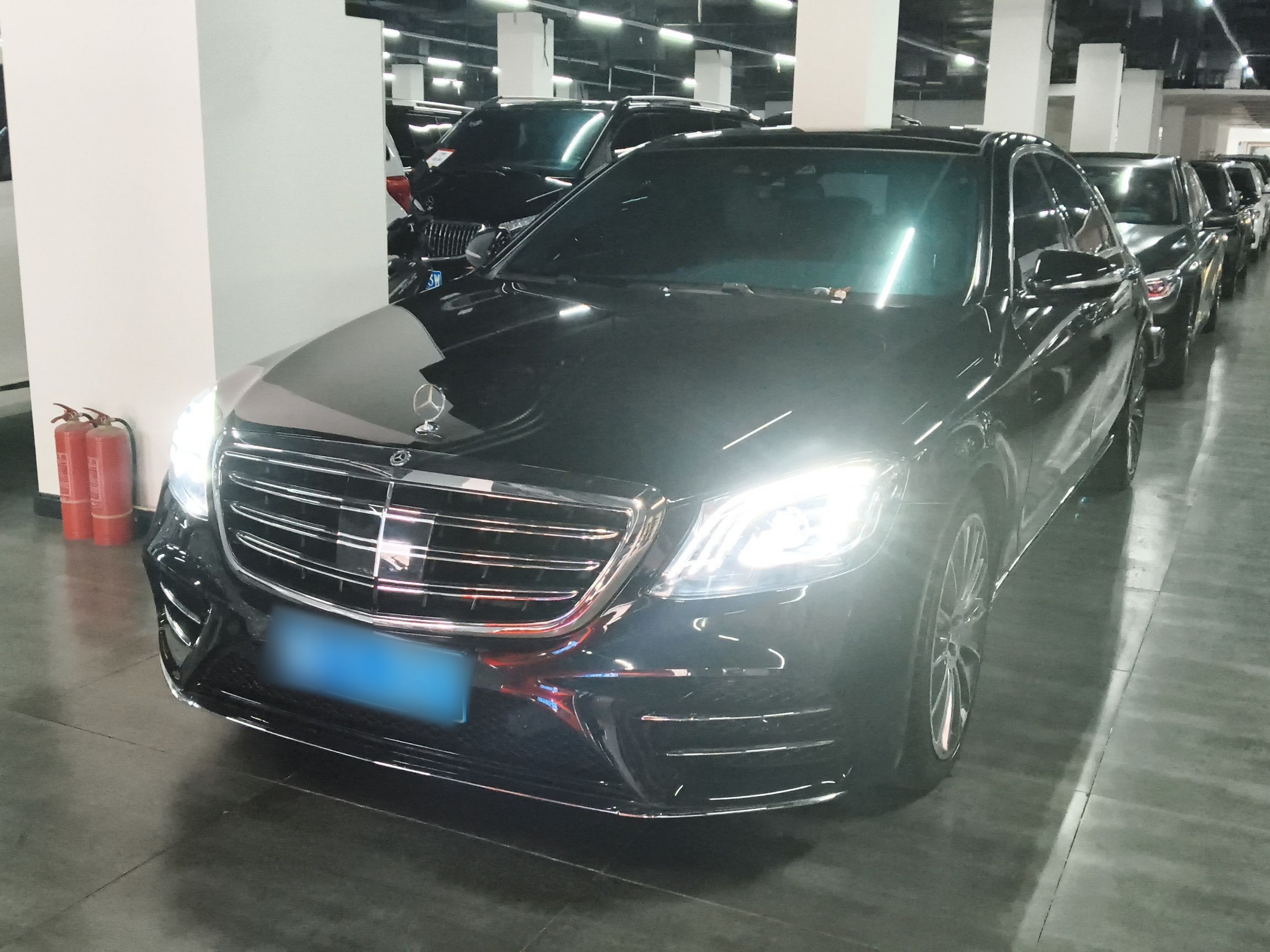 تحت مقدمة السيارة