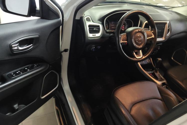 Used  Compass 2017 200T Automatic Family Edition
