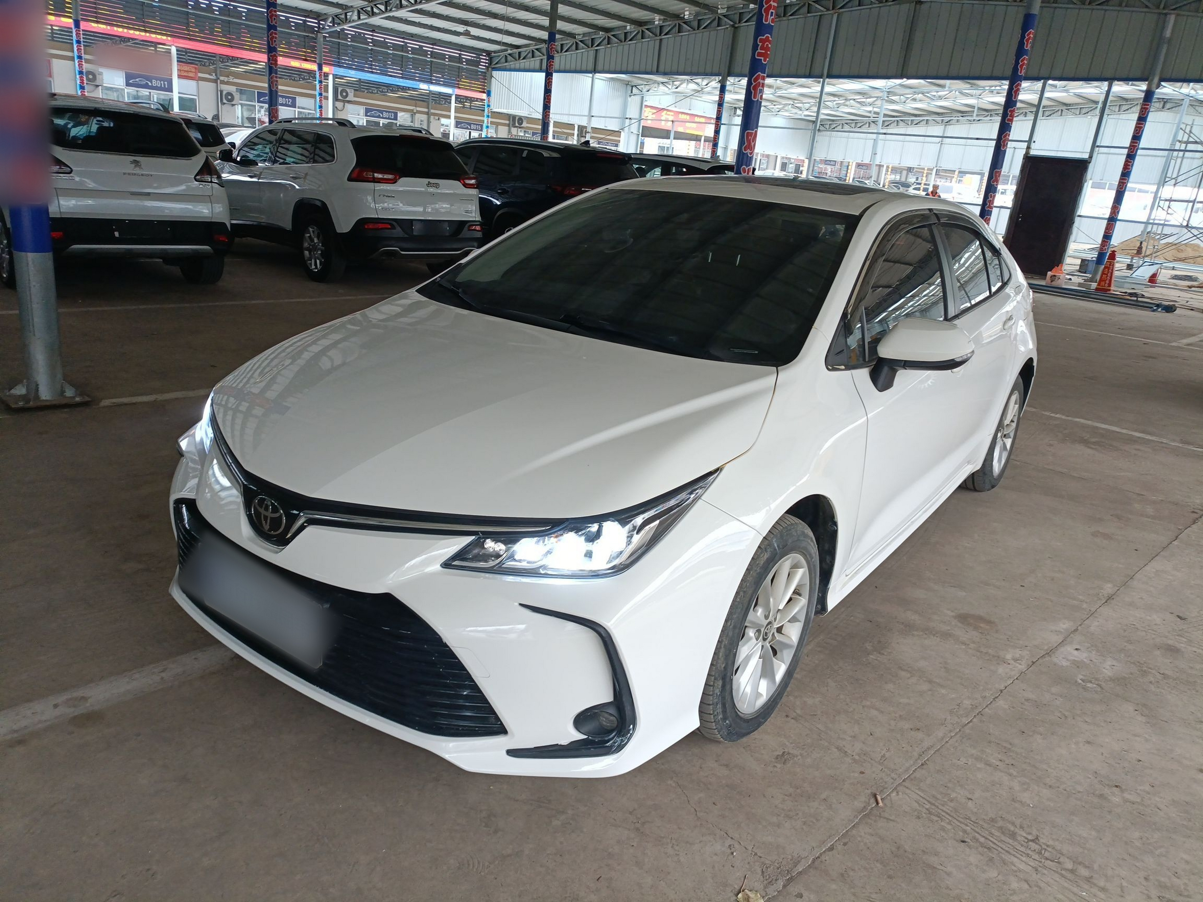 Под передней частью автомобиля