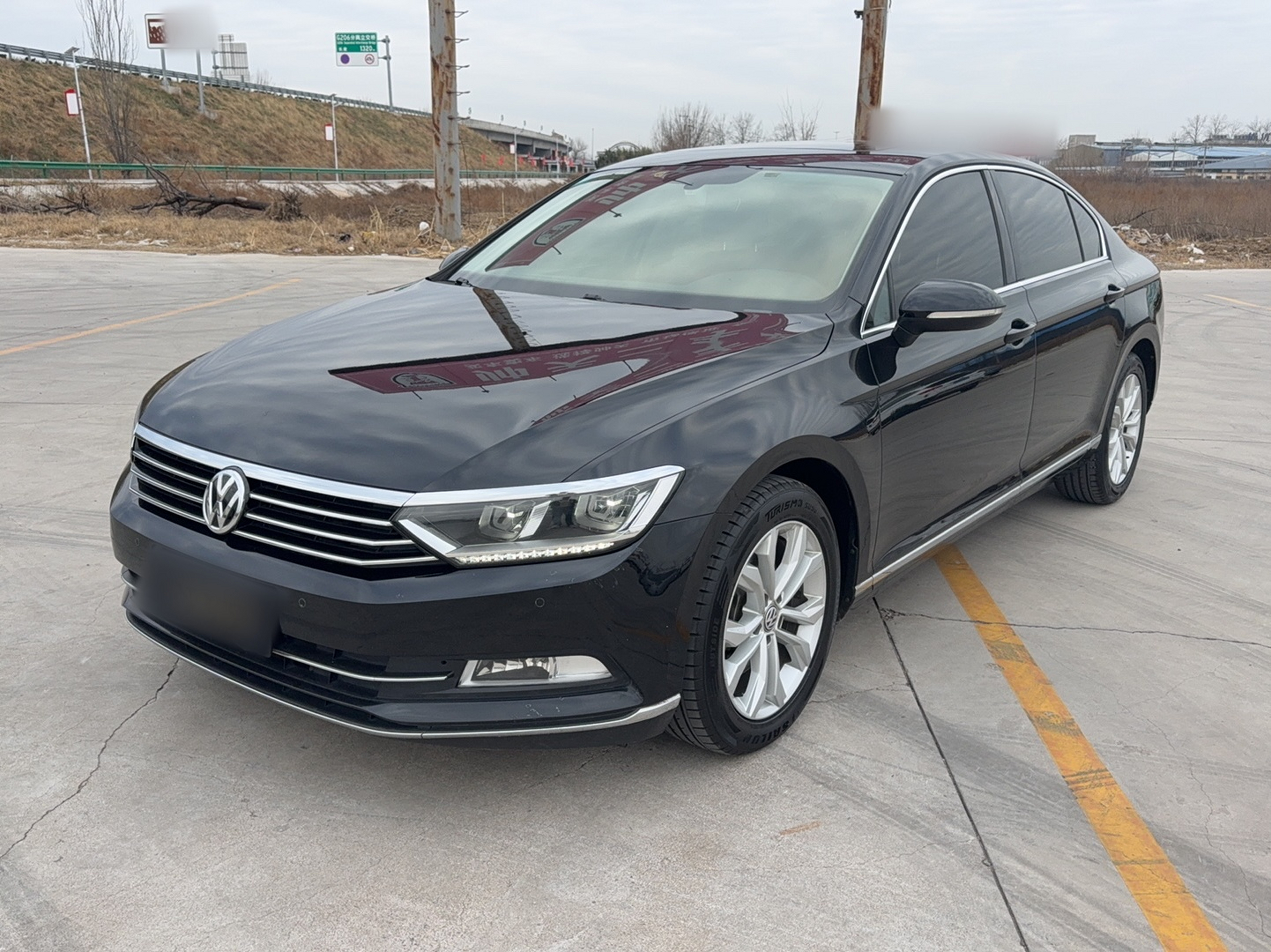 Под передней частью автомобиля