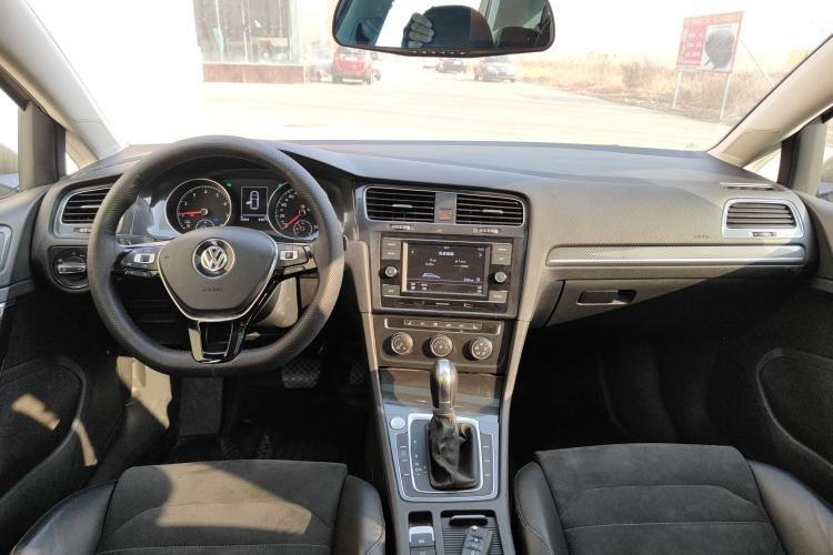 Used Volkswagen Golf 2018 230TSI Automatic Luxury Version
