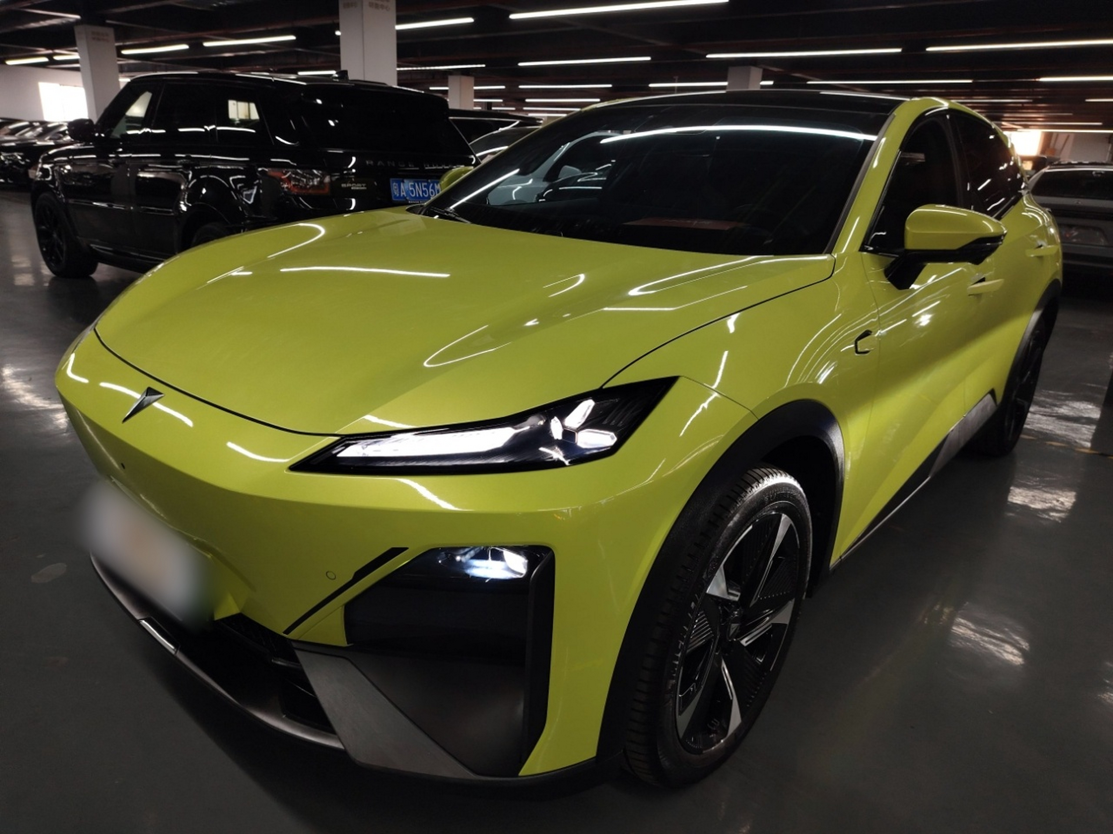 Под передней частью автомобиля