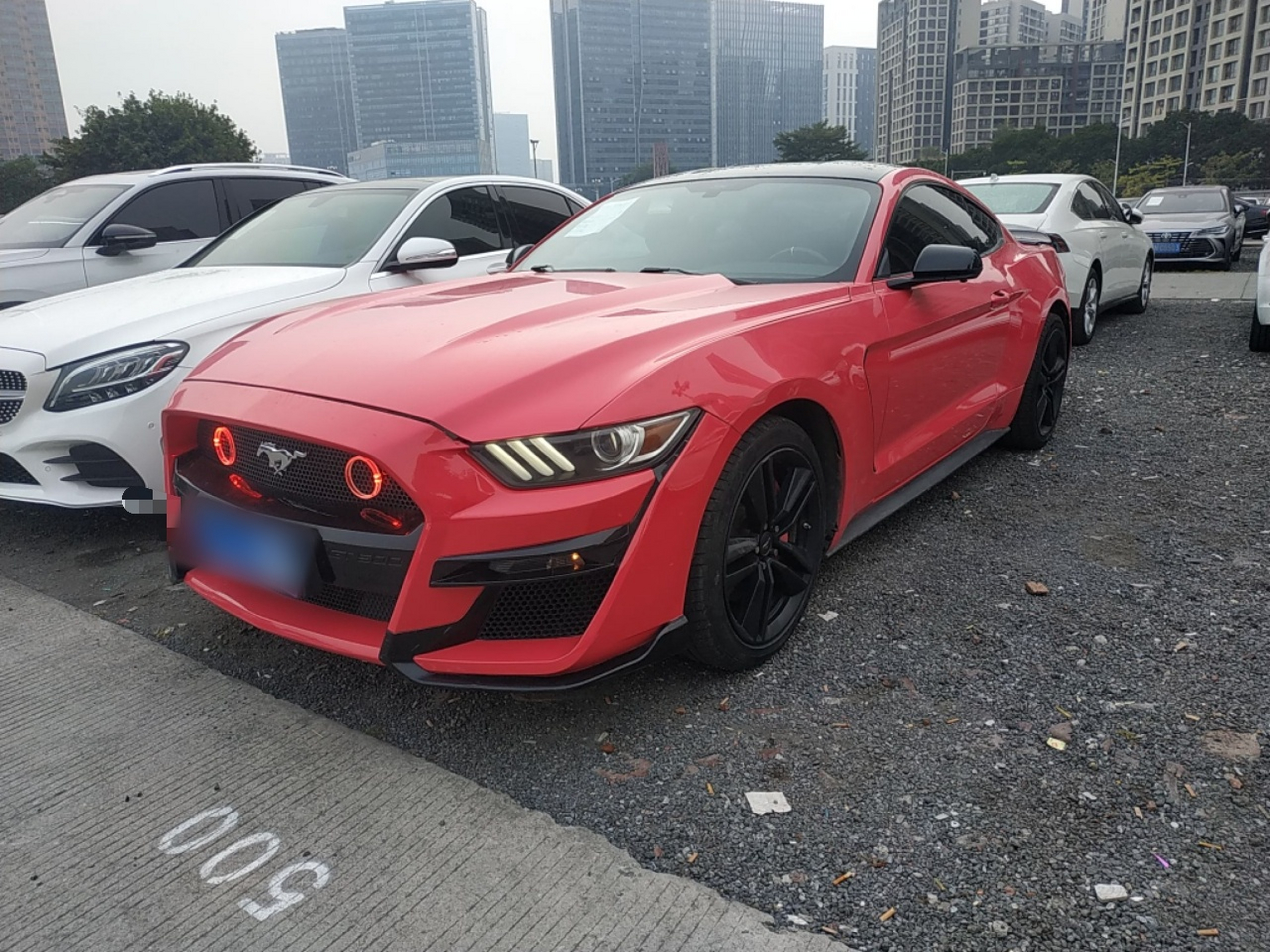 تحت مقدمة السيارة