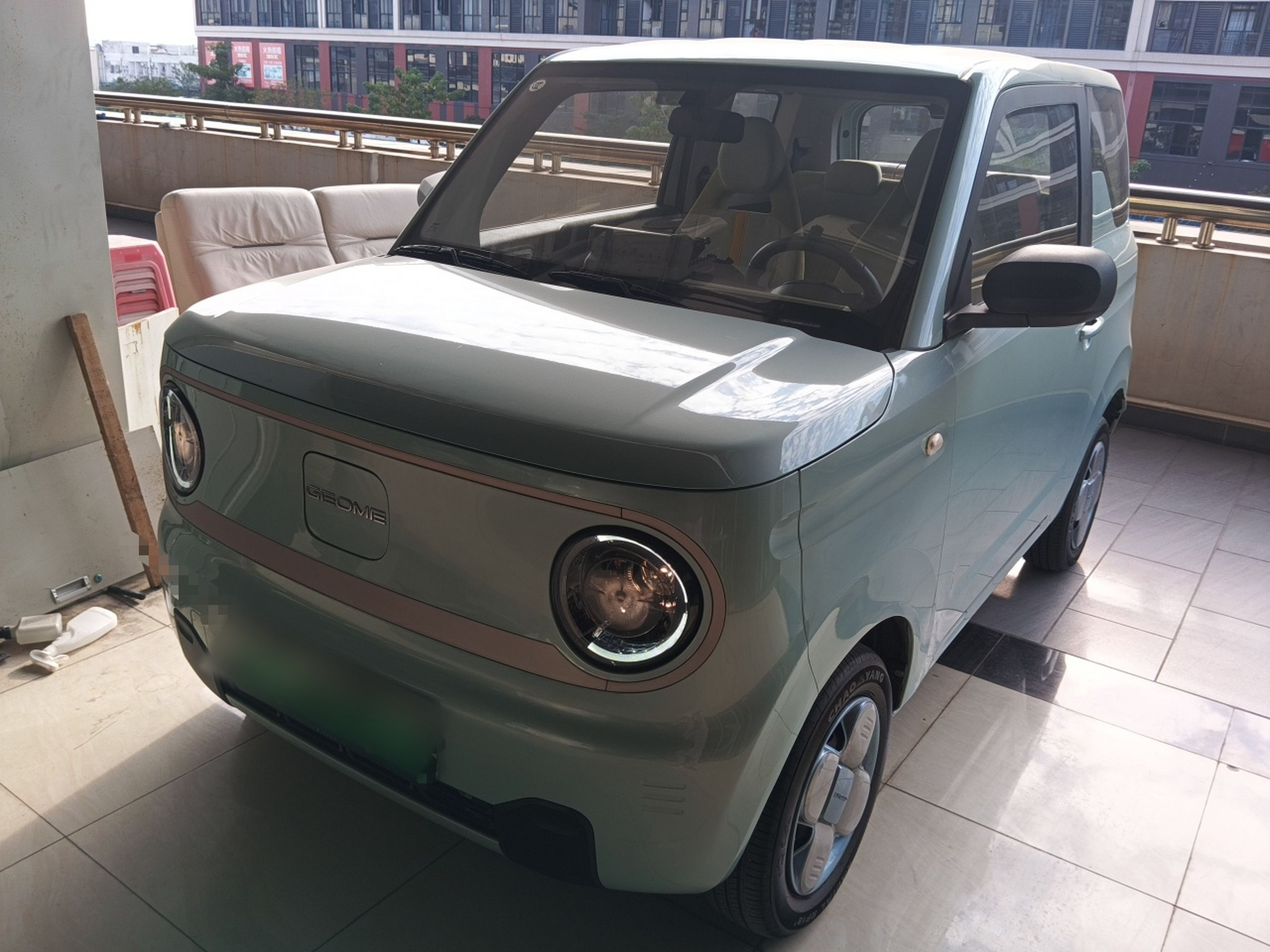 Под передней частью автомобиля