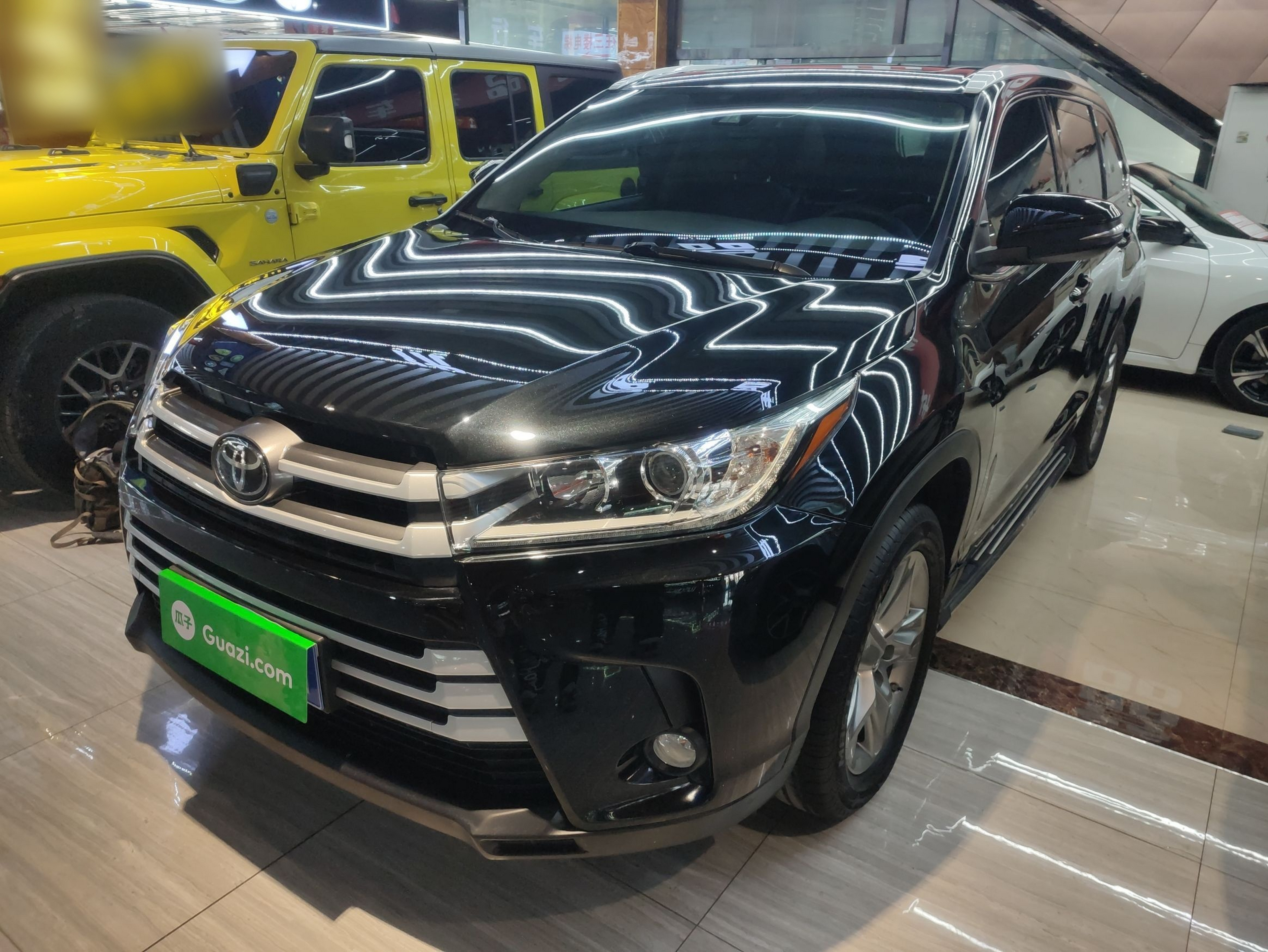 تحت مقدمة السيارة