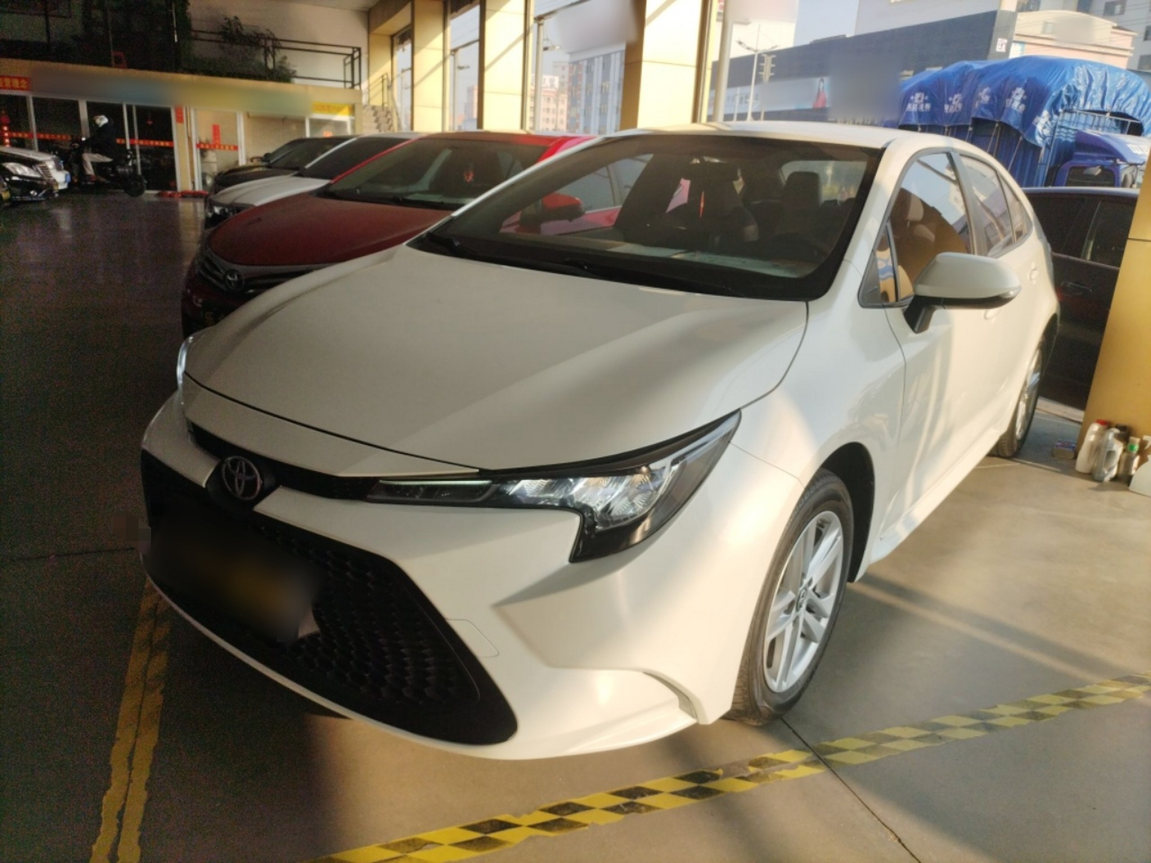 Под передней частью автомобиля