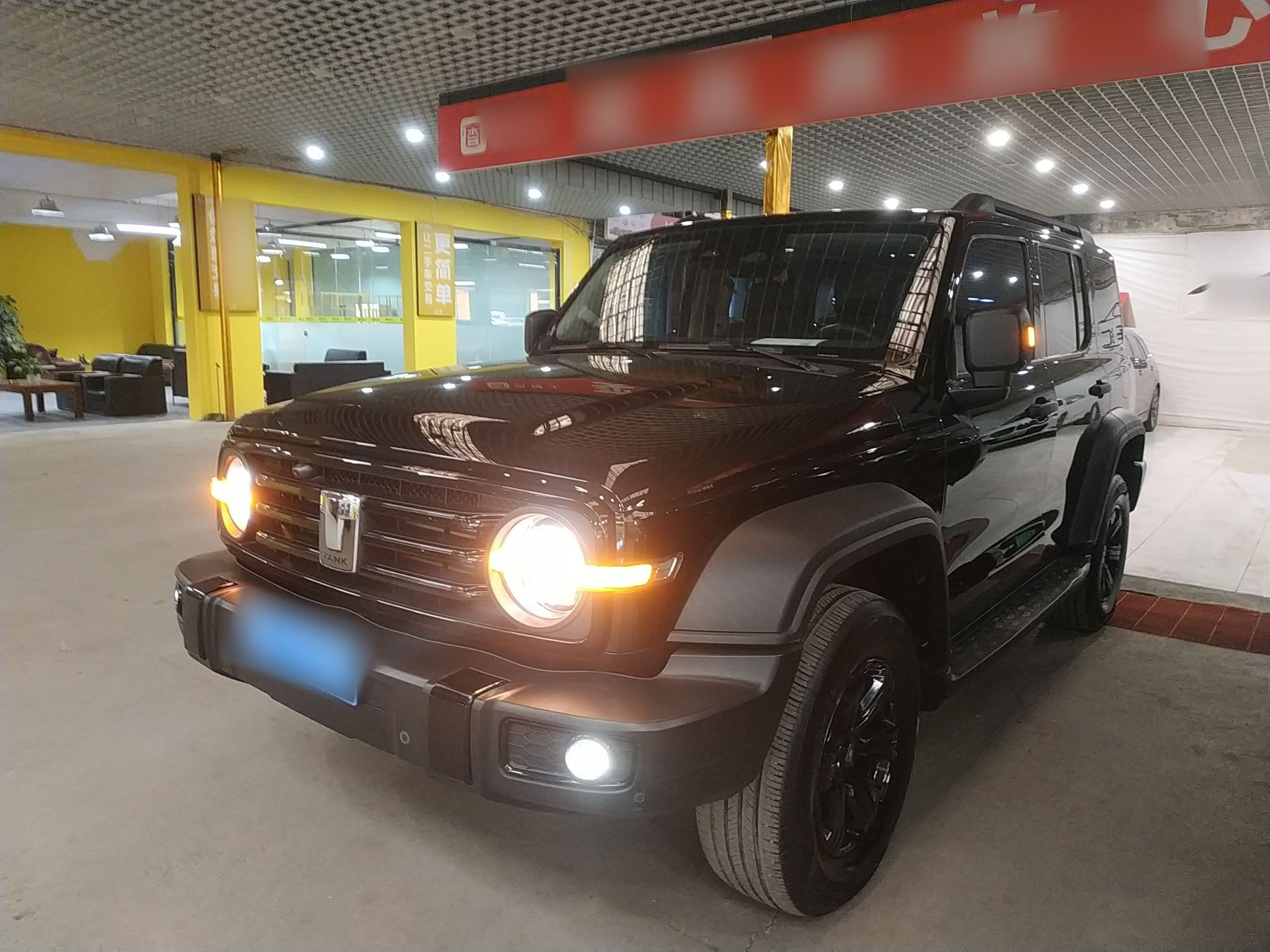 تحت مقدمة السيارة