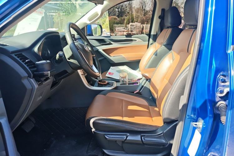 Used SAIC MAXUS T70 2019 2.0T Diesel Automatic Two-Wheel Drive Comfort Edition with Long Bed and High Ground Clearance
