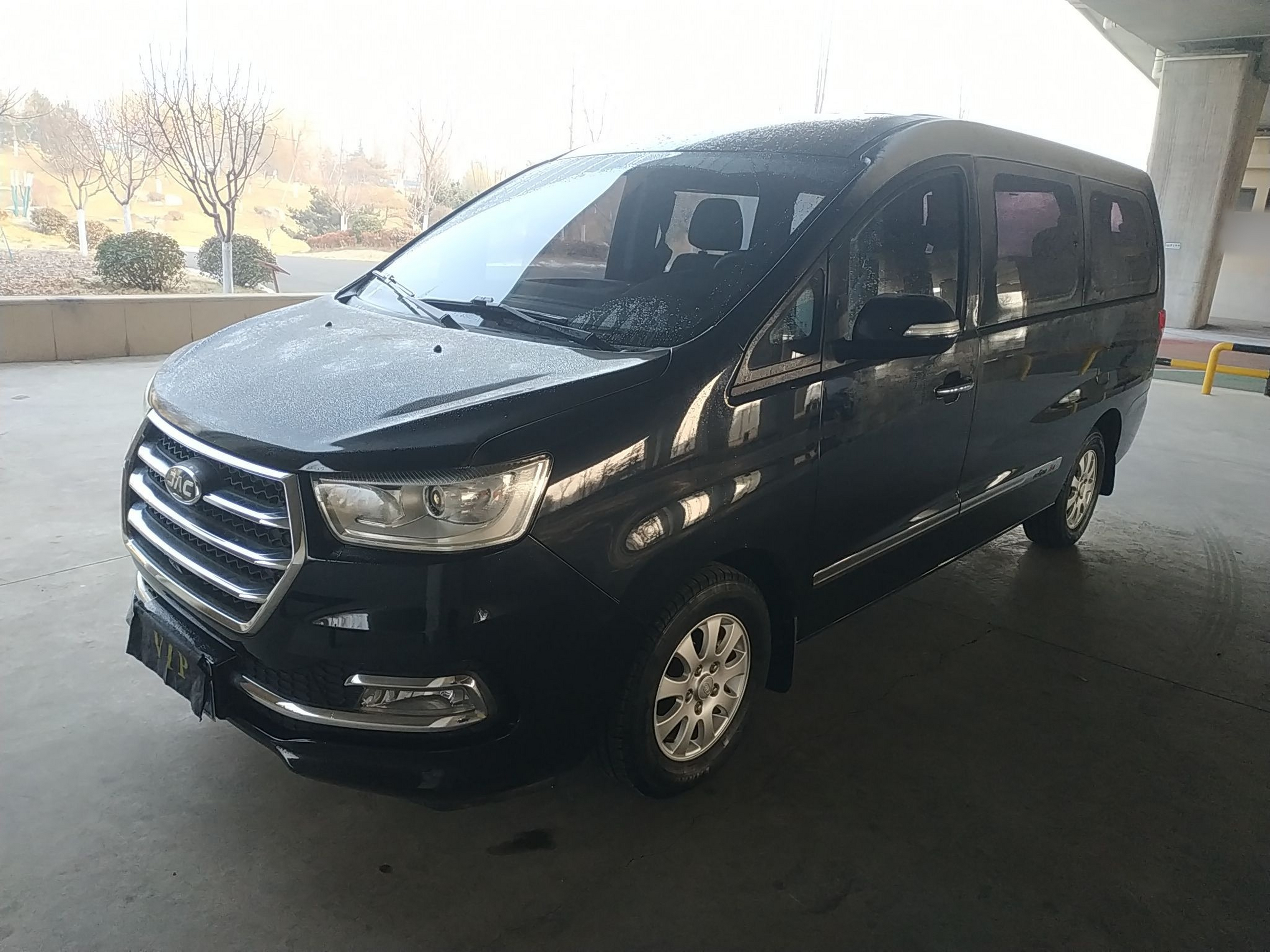 Под передней частью автомобиля