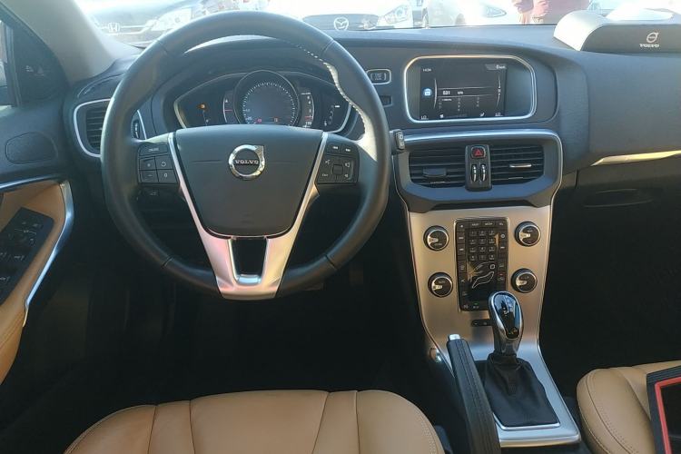 Used Volvo V40 2018 T3 Zhiya Edition
