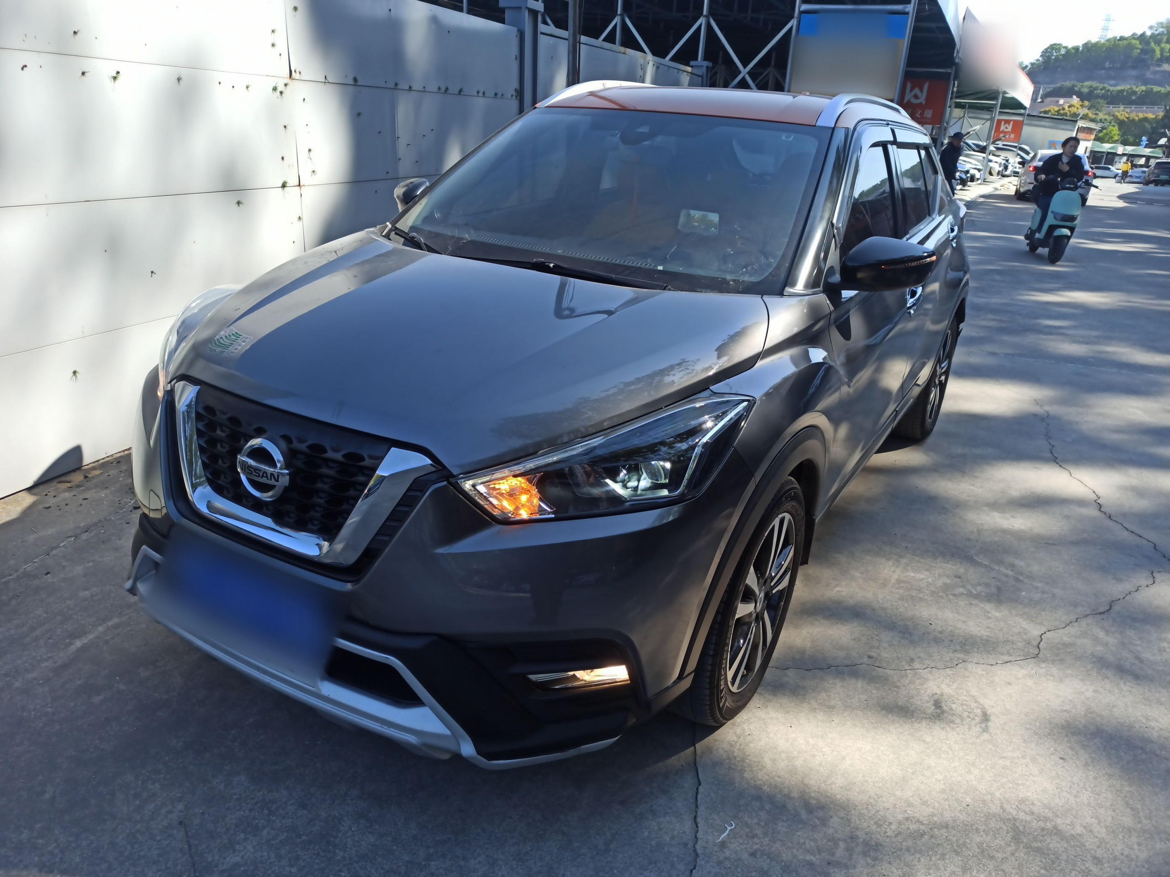 Под передней частью автомобиля