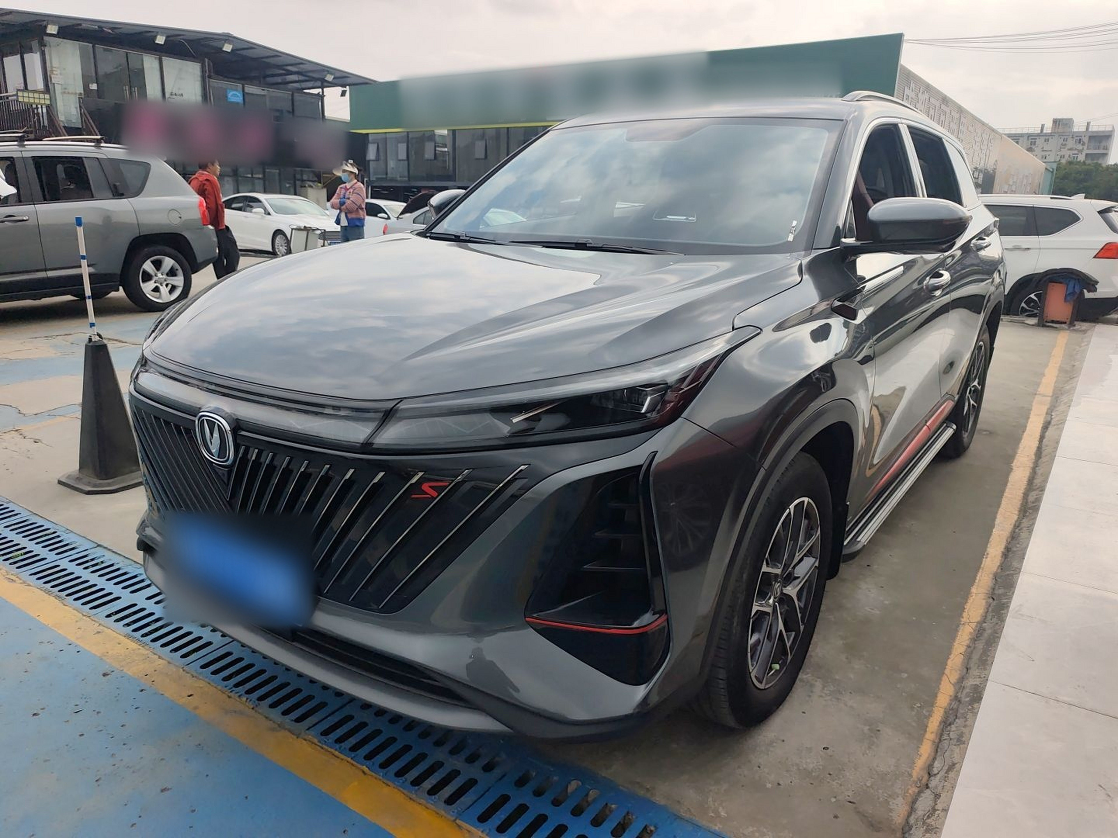 Под передней частью автомобиля