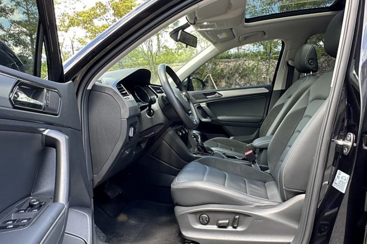 Used Volkswagen Tiguan L 2020 330TSI Automatic Two-Wheel Drive Panoramic Comfort Edition China VI Standard
